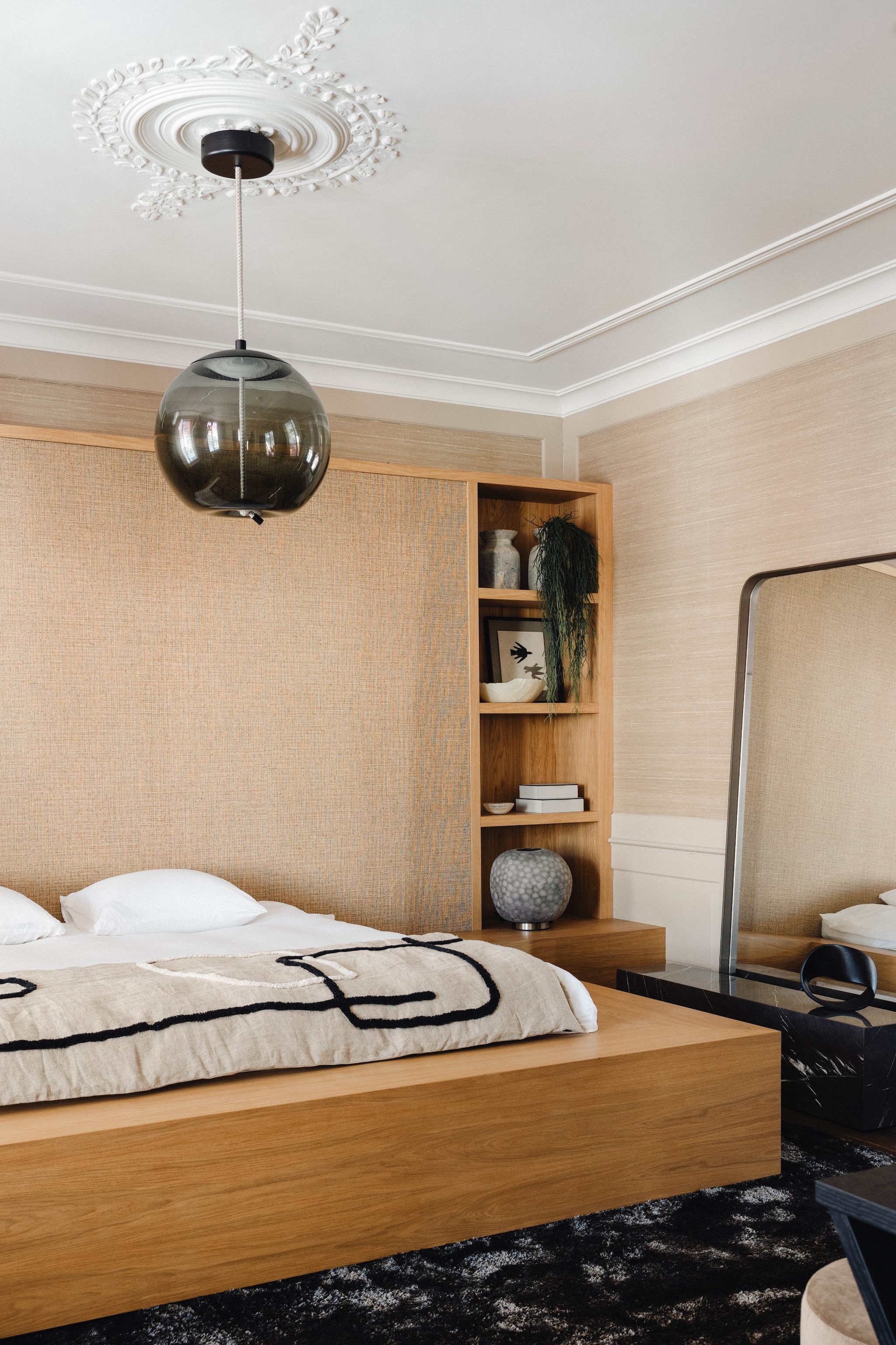 Vloerkleed Aventura. Spiegel Birk van Meridiani. Marmeren blok van het private label van Raw Interiors. Ronde tafellamp van rookgrijs bewerkt glas Erbse van Guaxs. Hanglamp Knot van Brokis. Stijlvol Wonen 9-2025 | fotografie Stie de Neve