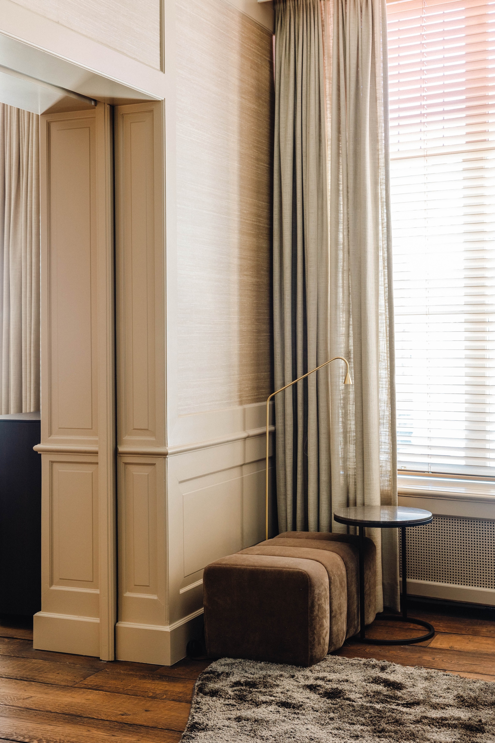 Wollen vloerkleed Aventura. Poef op maat gemaakt. Bijzettafel Raw Interiors. Stijlvol Wonen 9-2025 | fotografie Stie de Neve