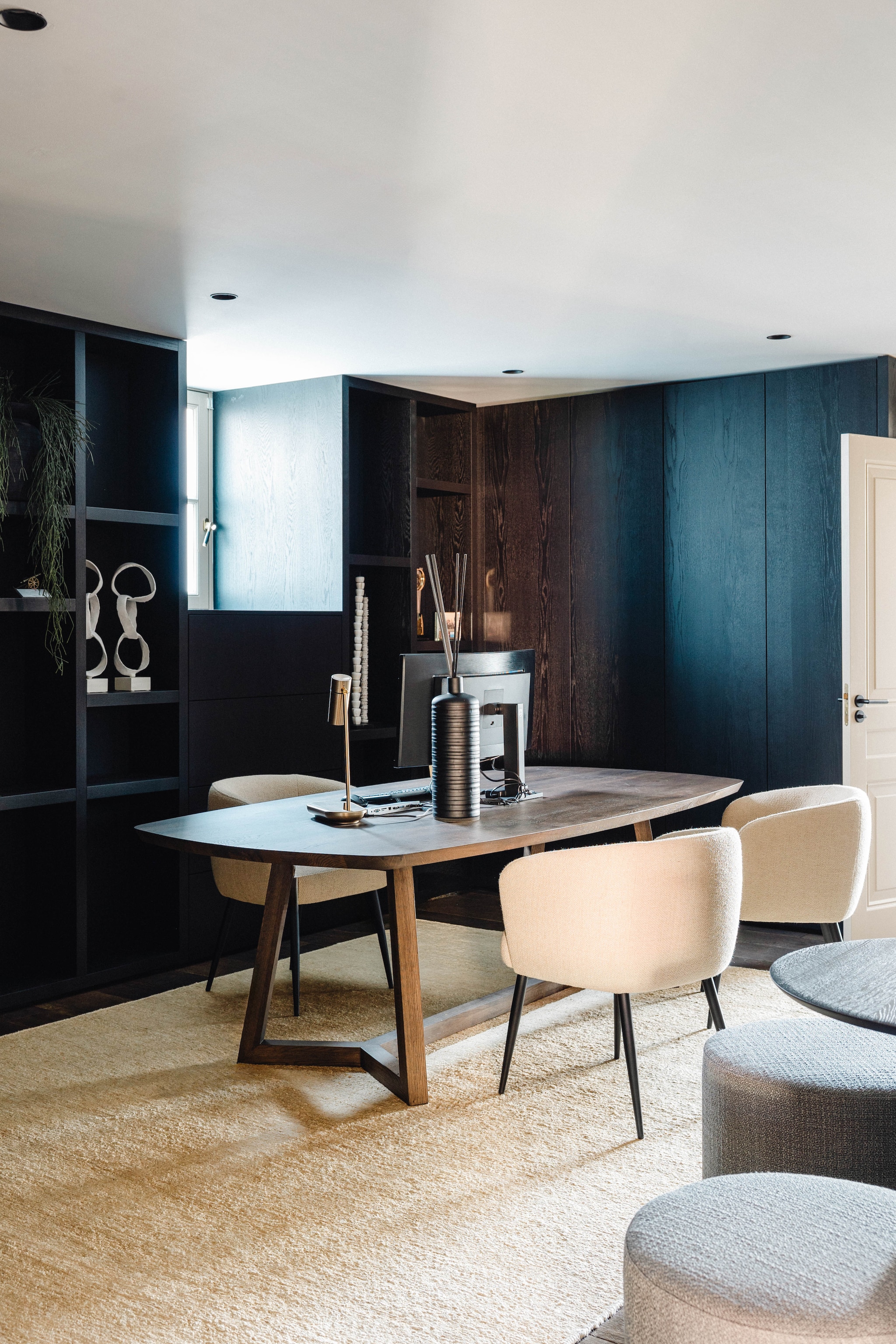 Vloerkleed Carpetlinq. Tafel Hofstede Raanhuis. Poefs maatwerk van Raw Interiors. Stijlvol Wonen 9-2025 | fotografie Stie de Neve