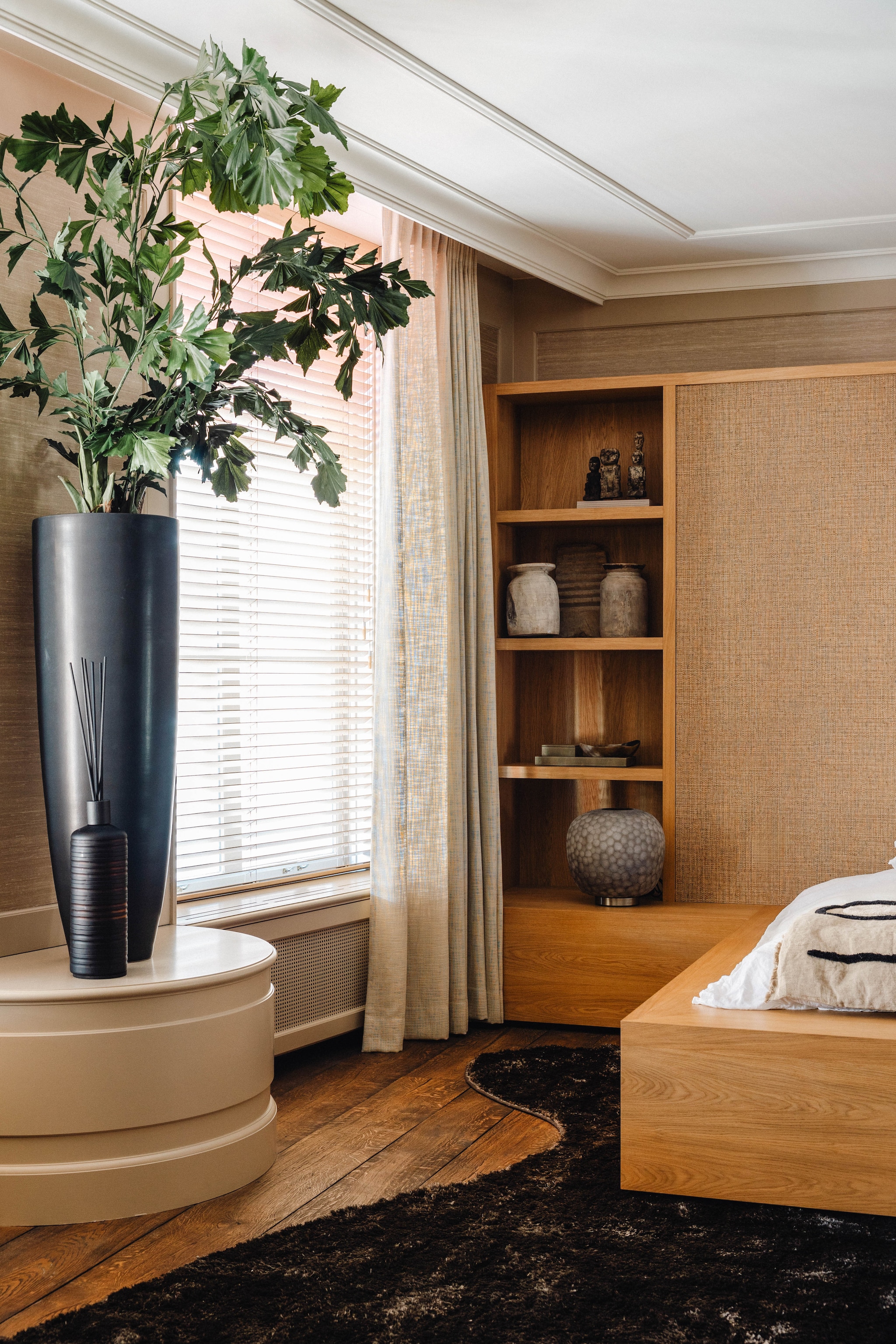 Met een hoge plant op een sokkel werd een groot gebaar gemaakt. Stijlvol Wonen 9-2025 | fotografie Stie de Neve