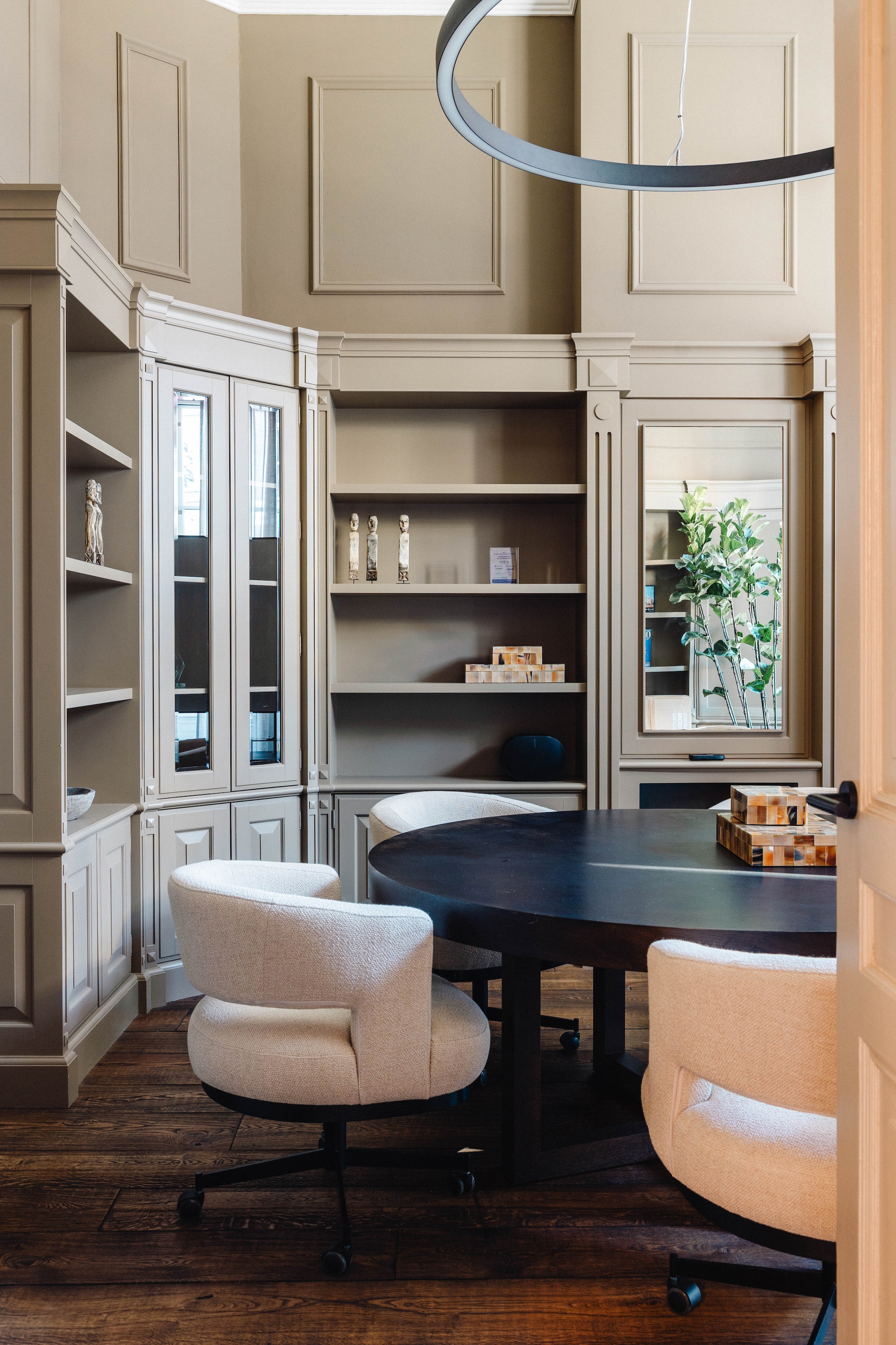 De kast in de eetkamer heeft dezelfde kleur als de muren en lambrisering, waardoor een klassieke sfeer ontstaat. De tafel had John al. Stoelen Pmp Furniture. Stijlvol Wonen 9-2025 | fotografie Stie de Neve