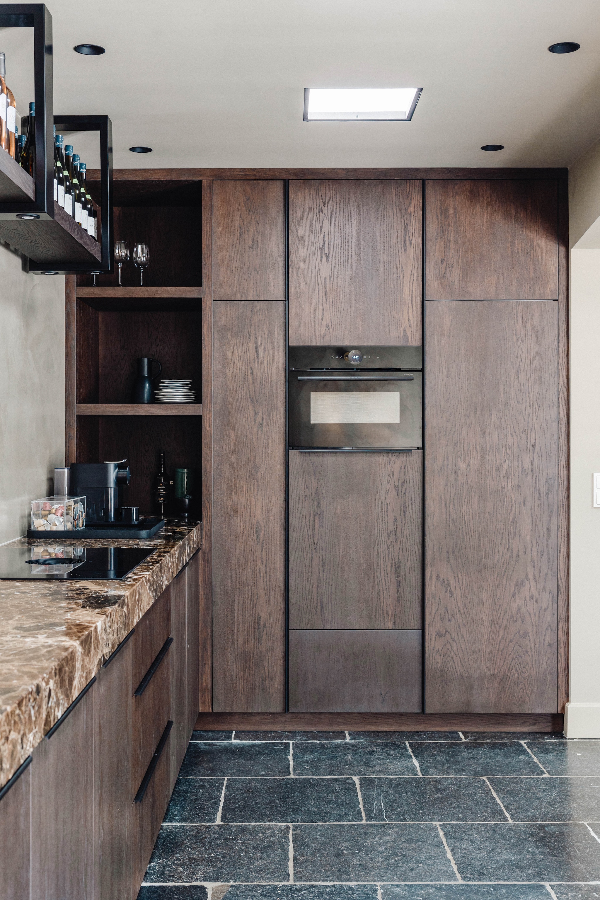 Vloer in verouderd arduinsteen. Keukenblad in Emperador marmer. Stijlvol Wonen 9-2025 | fotografie Stie de Neve