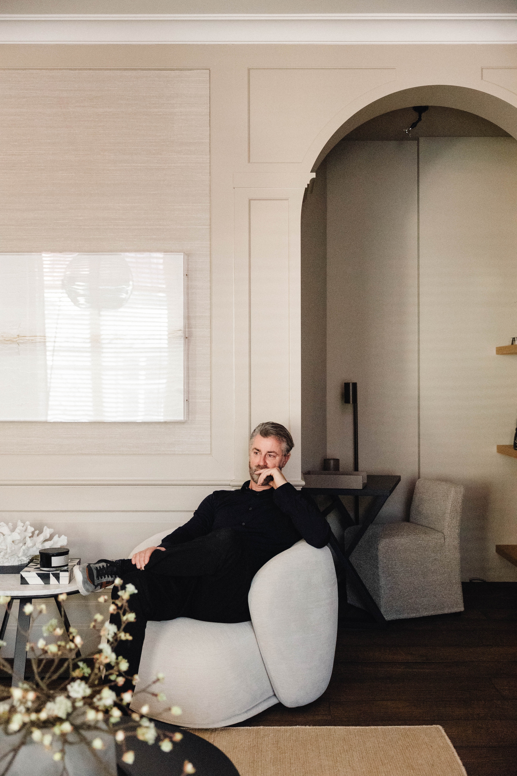 Toine Michielsen, mede-oprichter van Raw Interiors Stijlvol Wonen 9-2025 | fotografie Stie de Neve