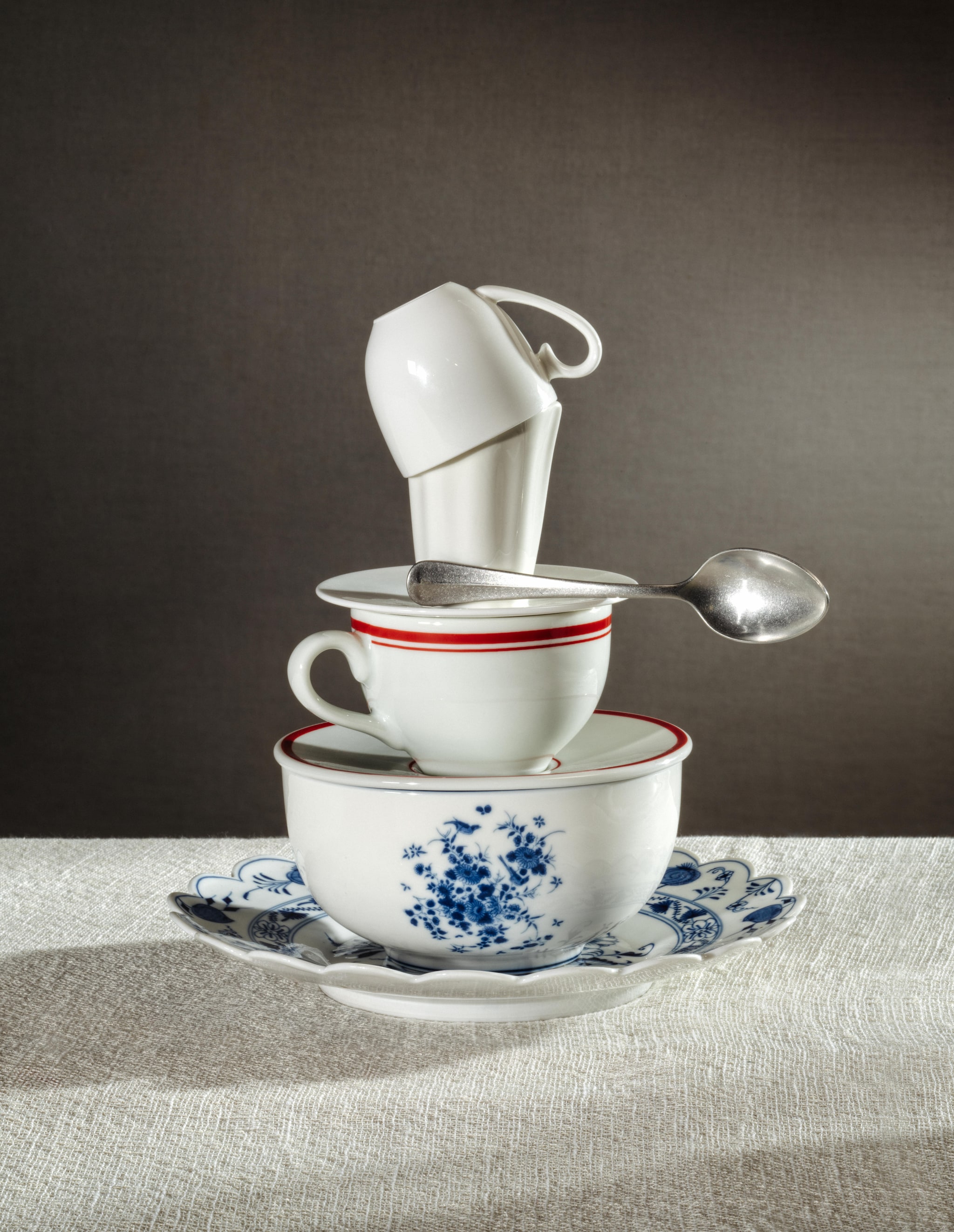 Gastronomie Nostalgie bord Zwiebelmuster, blauw, porselein € 30,- (gastronomie.nostalgie). &Klevering kom, porselein, blauw, set van 2 € 29,95 (klevering.com). H&m Home kop en schotel, wit en rood, set van 2 € 12,- (hm.com). Serax lepel, uit set van 24 € 444,-, melkkan Silhouette, porselein, wit € 5,- (serax.com). Zara Home mok, porselein, wit € 8,- (zarahome.nl). Kniphal tafelkleed (kniphal.nl). Stijlvol Wonen 10-2025 | Styling Djamilla van Brussel | Fotografie Benning & Gladkova