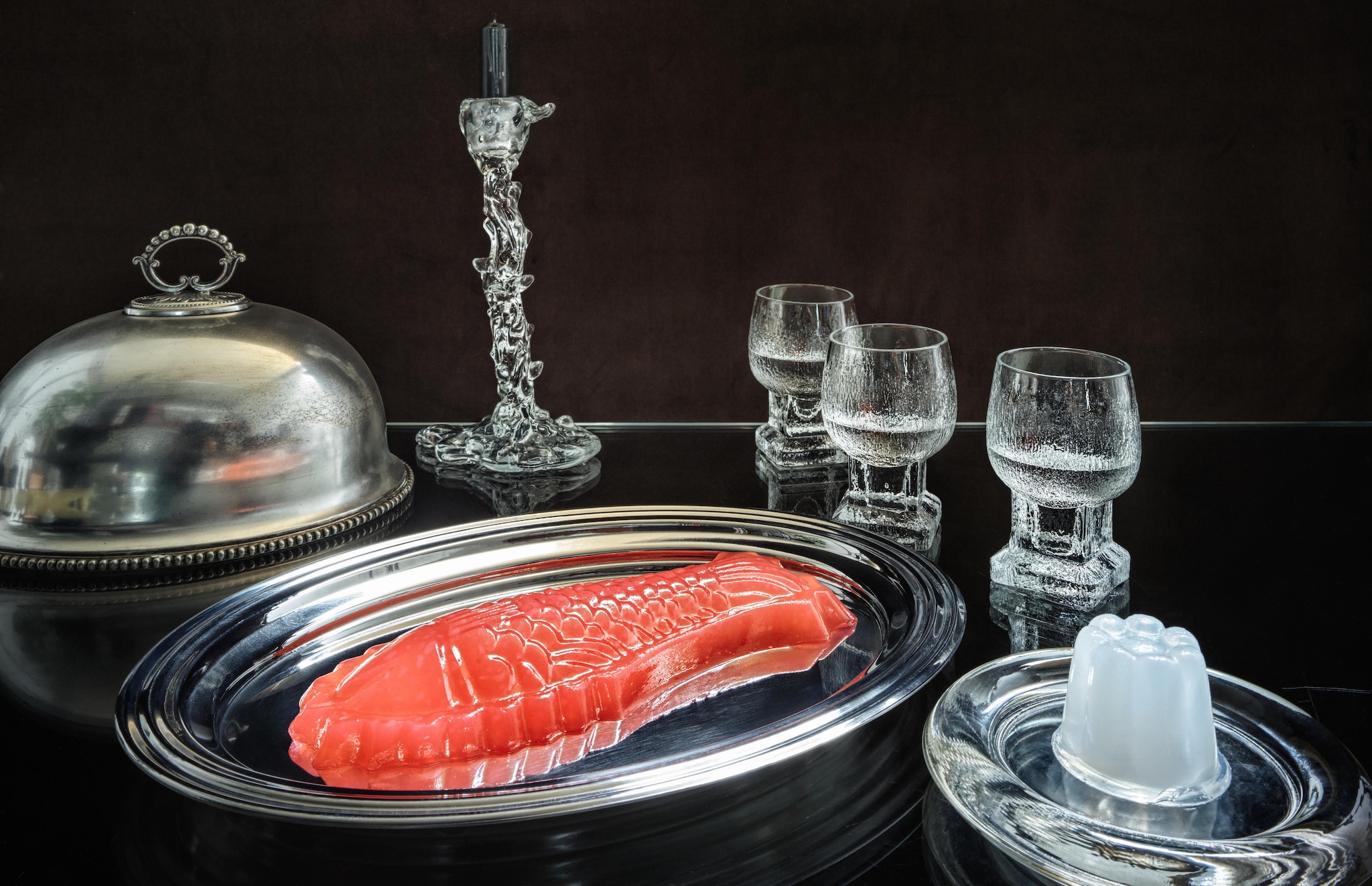Gastronomie Nostalgie cloche, uit circa 1850–1900 € 159,- (gastronomie.nostalgie). Polspotten kandelaar Glass Drip, glas € 90,- (polspotten.com). Noyers glazen, glas, transparant, set van 2 € 30,- (noyers.nl). H&m Home dienblad, rvs € 25,- (hm.com). Ikea onderzetter, glas, transparant € 7,50 (ikea.com). Stijlvol Wonen 10-2025 | Styling Djamilla van Brussel | Fotografie Benning & Gladkova