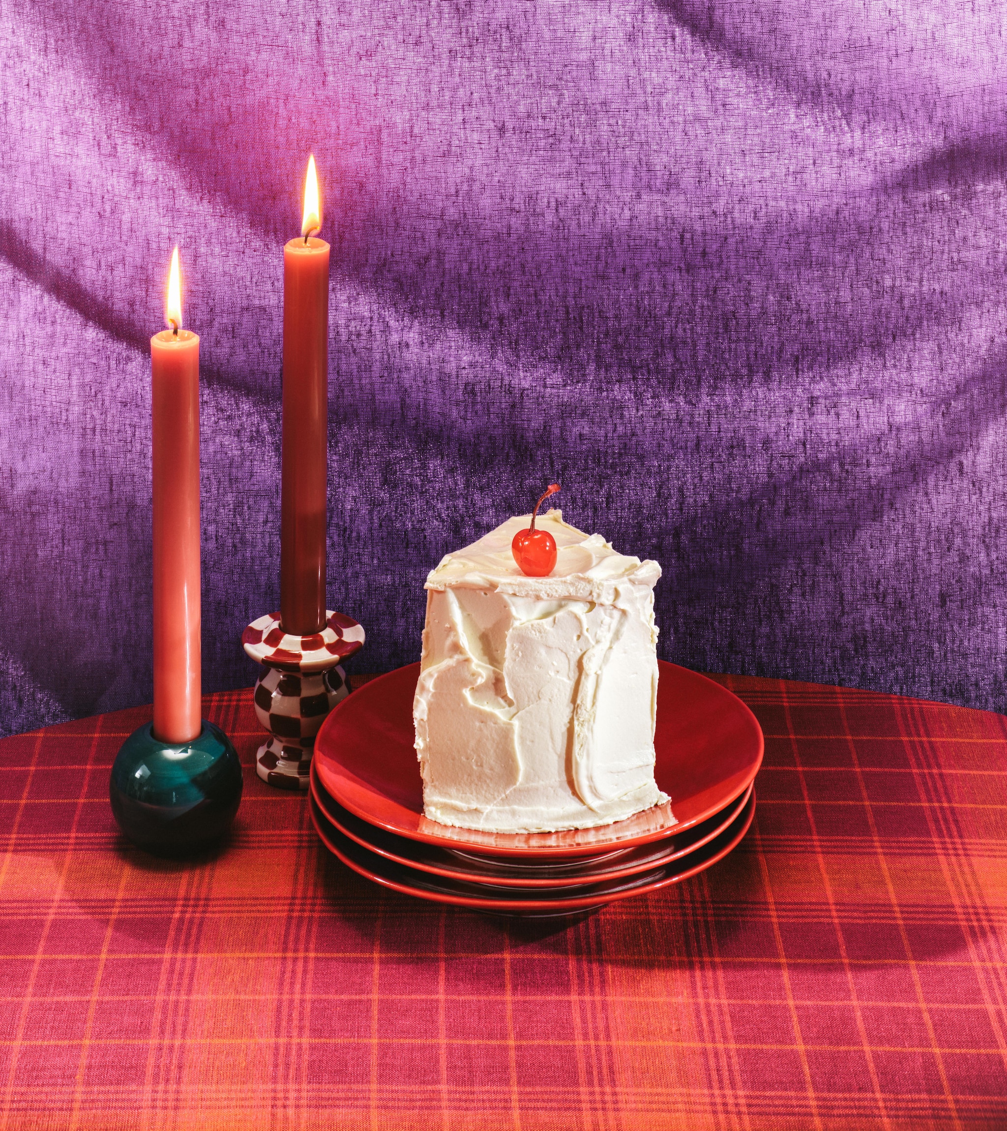 Folk and Fiber tafelkleed, Franse linnen, orange picknick € 28,-, doek, Italiaanse linnen, purple sky € 20,-(folkandfiber.nl). Kitchen & More dessertborden, rood, 24,6 cm (Ø), per stuk € 4,- (kitchenandmore.nl). Life of pie taart € 95,- (lifeofpieams.com). Wouters & Hendrix kandelaars Les Objets Mouleversants, keramiek met geglazuurde afwerking, set van 3 € 55,- (serax.com). My Jolie Candle kaarsen, rood, per stuk € 2,- (mjc.nl). Stijlvol wonen 10-2025 | Styling Djamilla van Brussel | fotografie Benning & Gladkova