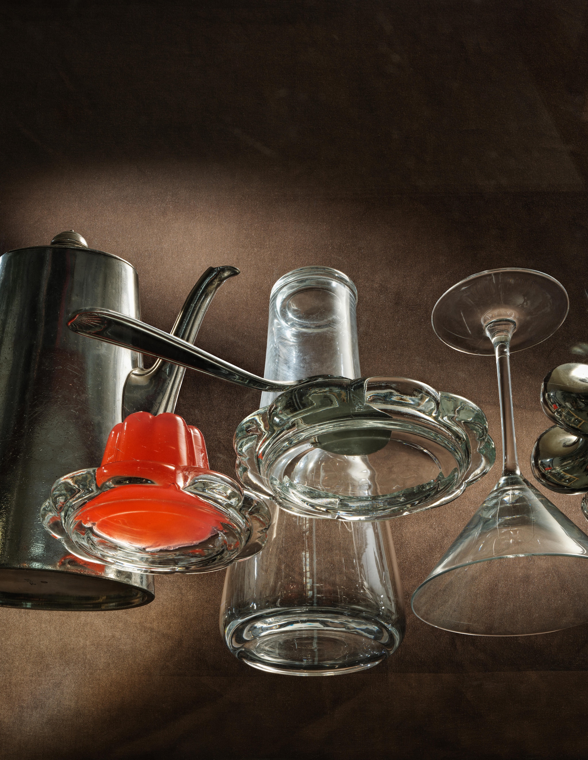 Art Krupp Berndorf kan, antiek, zilver € 59,- (gastronomie.nostalgie). Ikea kaarsenschotel Bladfågel, glas, per stuk € 1,-, martiniglas Storsint, kristal € 3,- (ikea.com). Blomus waterkaraf Belo, glas, 1,2 l € 40,- (blomus-athome.nl).&Klevering onderzetter, aluminium, zilver € 80,- (klevering.com). Stijlvol Wonen 10-2025 | Styling Djamilla van Brussel | Fotografie Benning & Gladkova