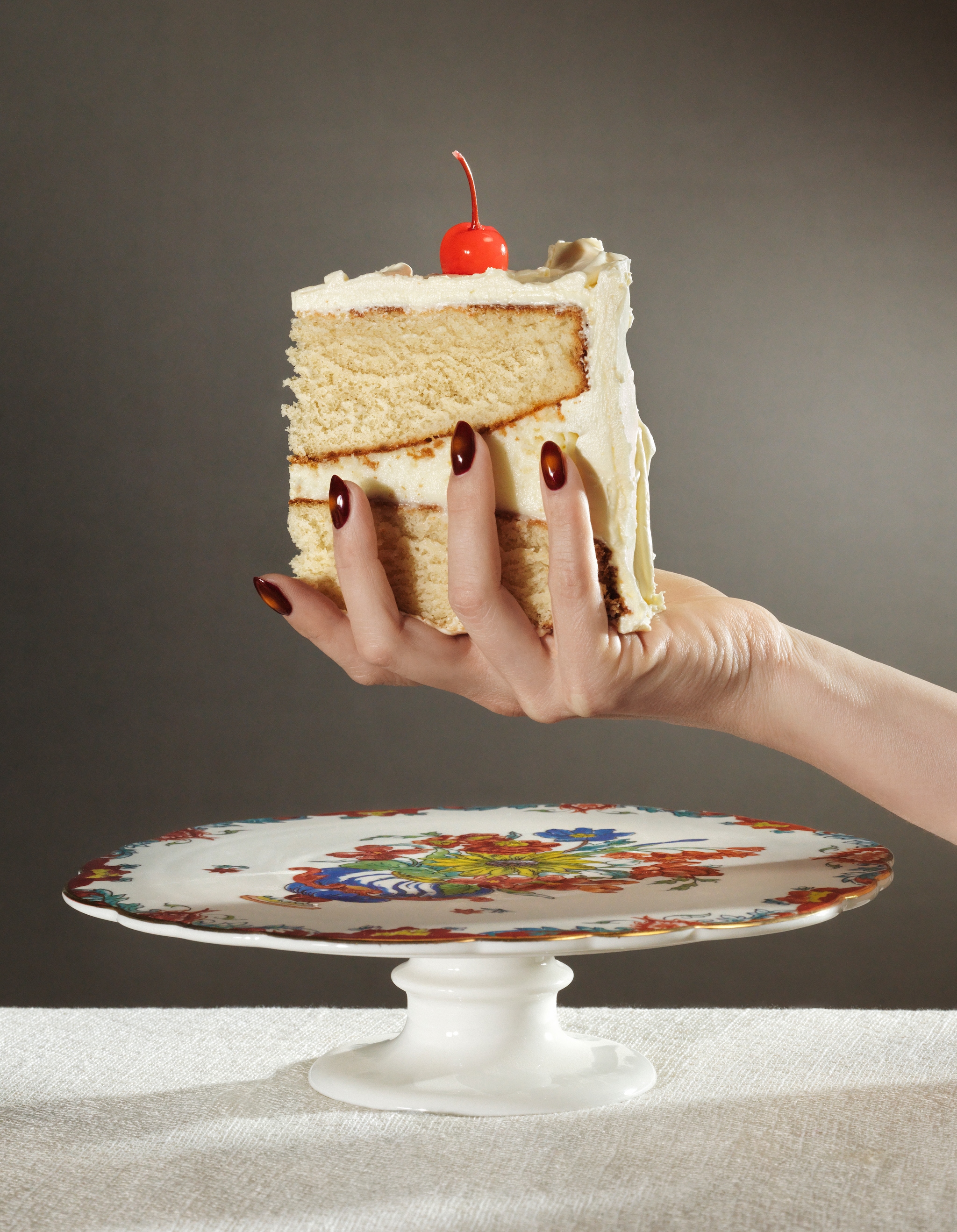 &Klevering taartplateau Patina, porselein, 28 cm (Ø)€ 45,- (klevering.nl). Life of pie taart € 95,- (lifeofpieams.com). Kniphal tafelkleed (kniphal.nl). Stijlvol wonen 10-2025 | Styling Djamilla van Brussel | Fotografie Benning & Gladkova