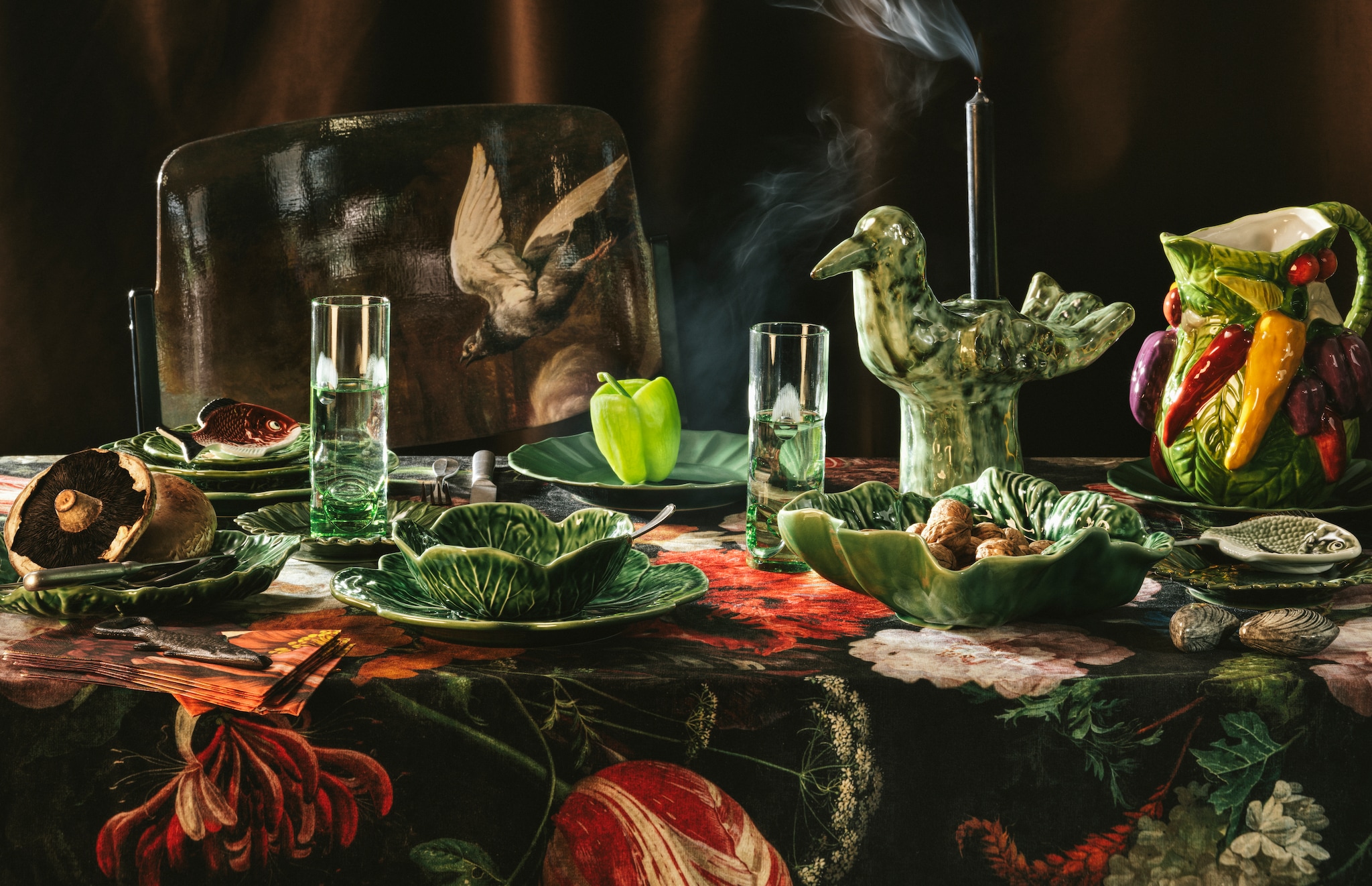 Giancarlo Piretti stoel, beplakt met prints op papier, afgewerkt met transparante hoogglans lak, gelimiteerde oplage € 345,- (supermatique.com). Serax bestek, set van 24 € 444,-, kandelaar Cosas Lindas € 75,- (serax.com). Ikea borden Mävinn, plissérand € 15,- (ikea.com). Bordallo Pinheiro kom koolblad, groen € 22,-, schaal vis, rood en grijs € 22,- (arket.com). H&m Home bord, zonnebloem, groen € 10,-, servetten met bloemenprint, papier, set van 15 € 2,- (hm.com). Bordallo Pinheiro bord koolblad, groen € 32,- (bijenkorf.nl). &Klevering waterkan Legume, dolomietsteen, 2,5 l € 65,-, zout-en-peperstel Mossel, dolomiet, grijs € 20,- (klevering.com). Noyers glazen, vintage, groen, per stuk € 12,- (noyers.nl). Zara Home visvormige Flesopener, ijzer € 13,- (zarahome.nl). Søstrene Grene kaarsen, zwart, set van 10 € 5,- (sostrenegrene.com). Kniphal tafelkleed, bloemenprint (kniphal.nl). Stijlvol Wonen 10-2025 | Styling Djamilla van Brussel | Fotografie Benning & Gladkova