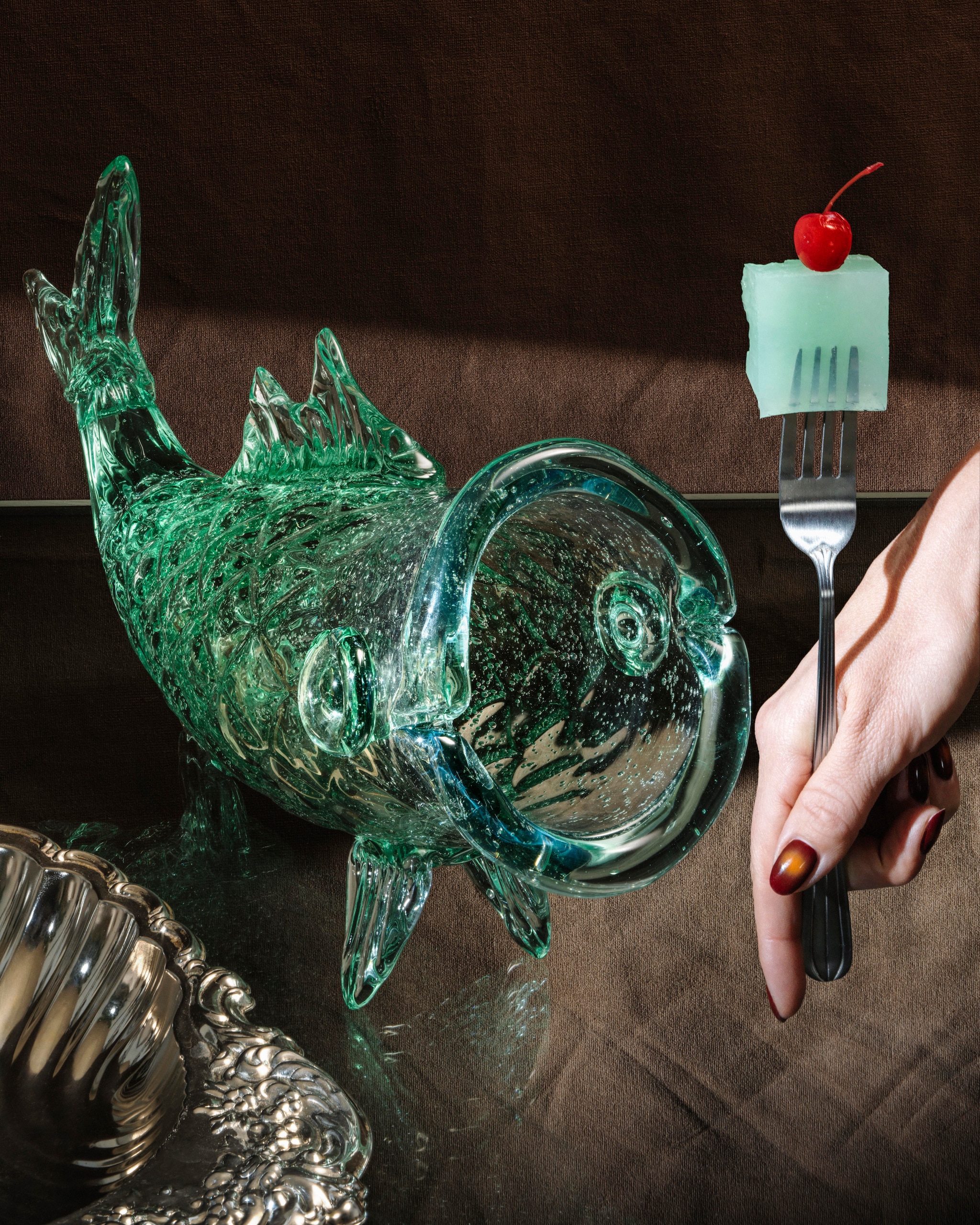 Polspotten kan Fat Fish, glas € 100,- (polspotten.nl). Hema vork € 4,- (hema.nl). Vintage serveerschaal, zilver € 120,- (noyers.nl). Stijlvol Wonen 10-2025 | Styling Djamilla van Brussel | Fotografie Benning & Gladkova