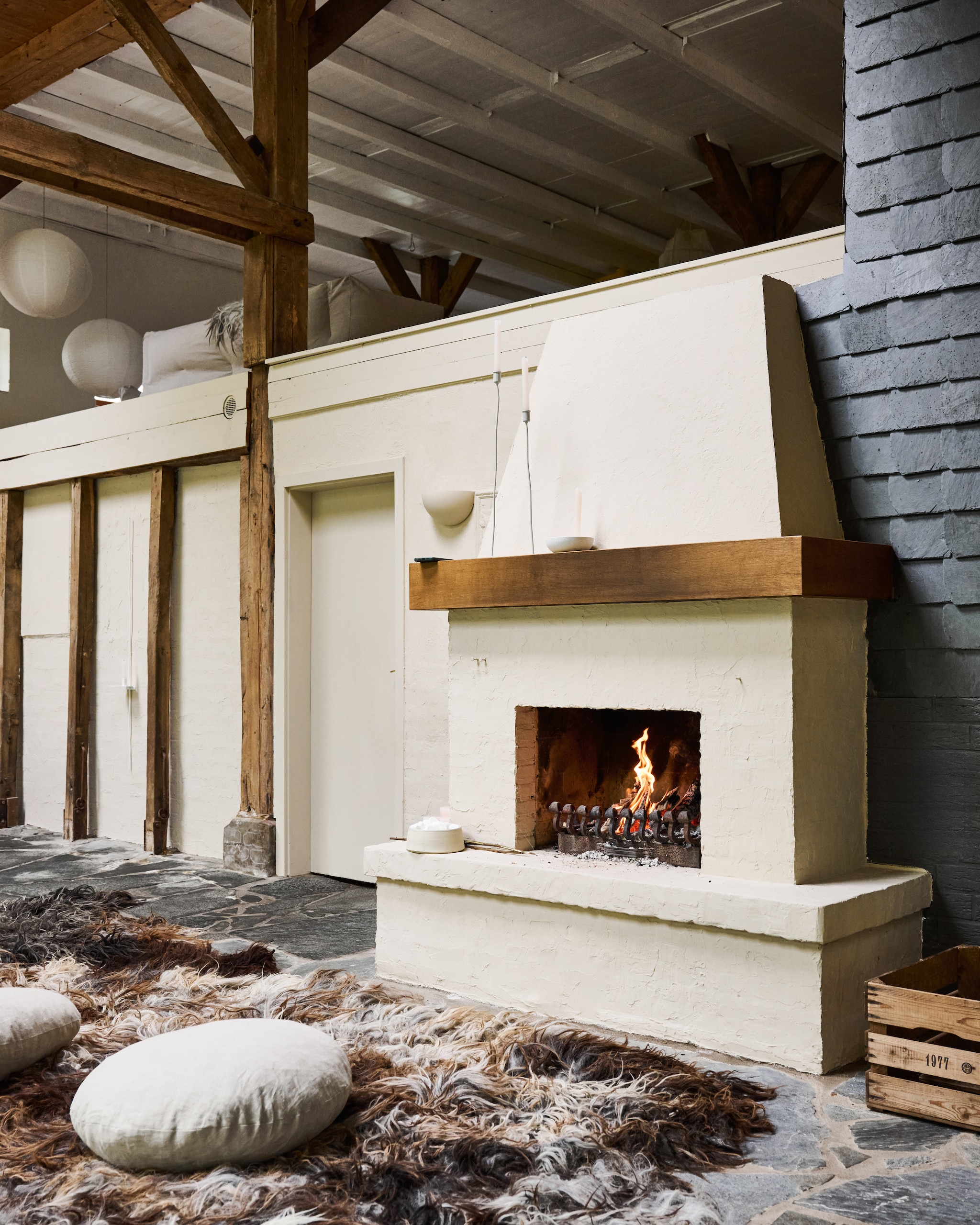 Vloer flagstones Sikis Blue van Giraffa. Kleur haard Saint-Tropez van Lab Paint. Vloerkleed Vacht van Vilt. vtwonen 12-2025 | styling Marianne Luning | fotografie Sjoerd Eickmans