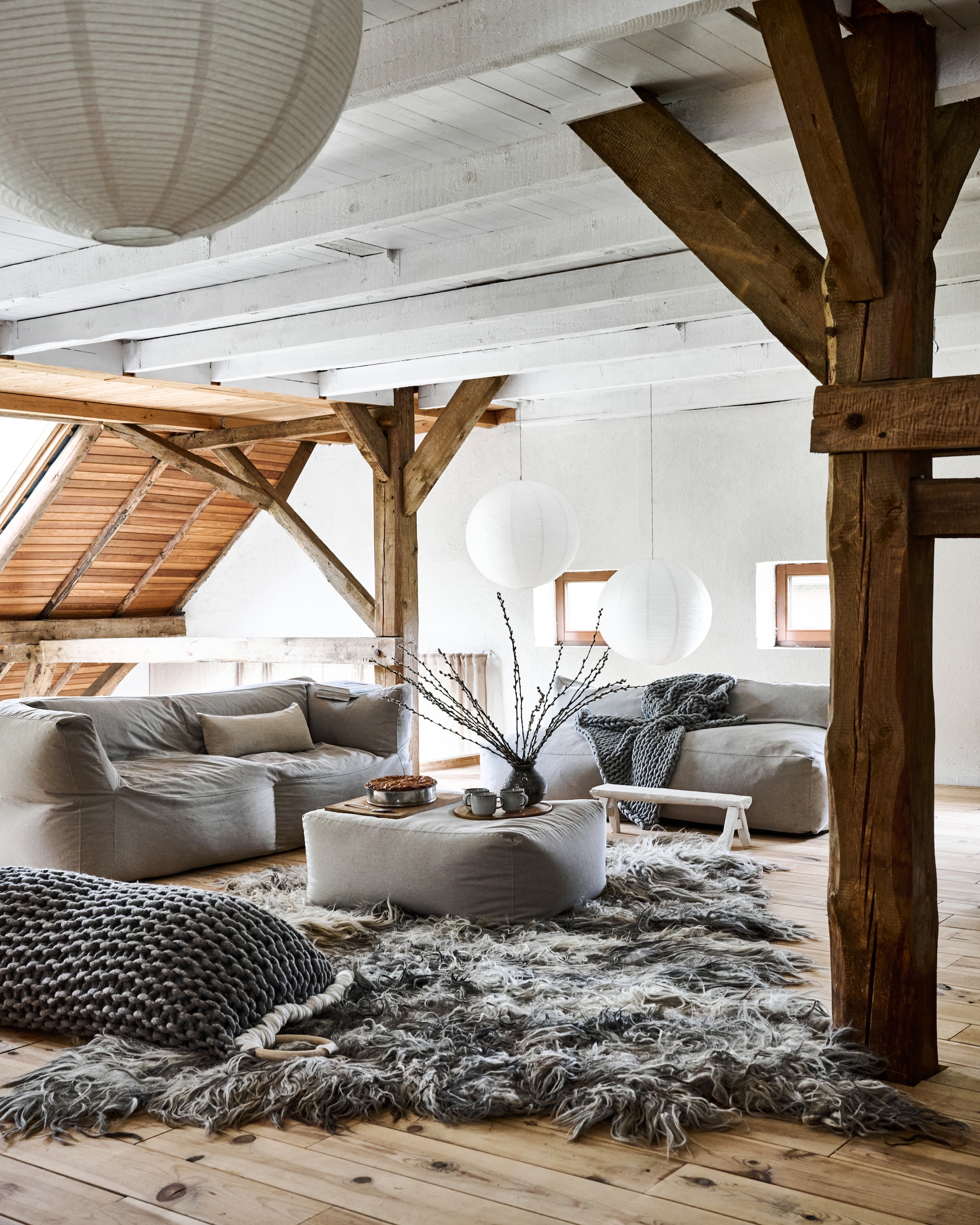 Muurverf Quiet Blush van Lab Paint. Bank en hocker Bryck. Hanglampen Ikea. Vaas kringloop. Plaid, kussen, vloerkleed en houten bankje Vacht van Vilt. vtwonen 12-2025 | styling Marianne Luning | fotografie Sjoerd Eickmans