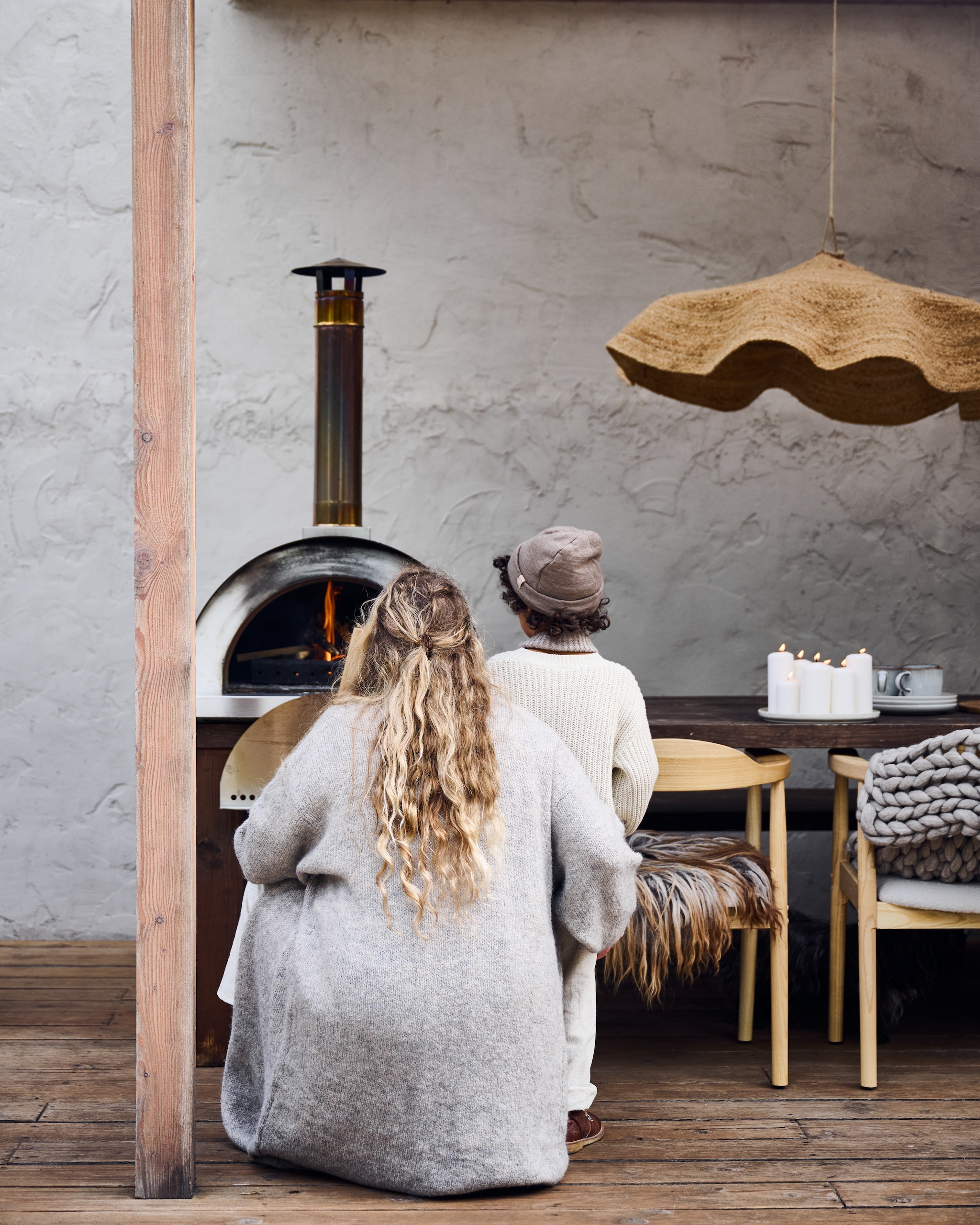 Vloer via houthandel Lippold bouw. Muurverf Mushroom van Lab Paint. Oven Beek pizzaovens. Tafel Inouthout. Rieten hanglamp Vacht van Vilt. vtwonen 12-2025 | styling Marianne Luning | fotografie Sjoerd Eickmans