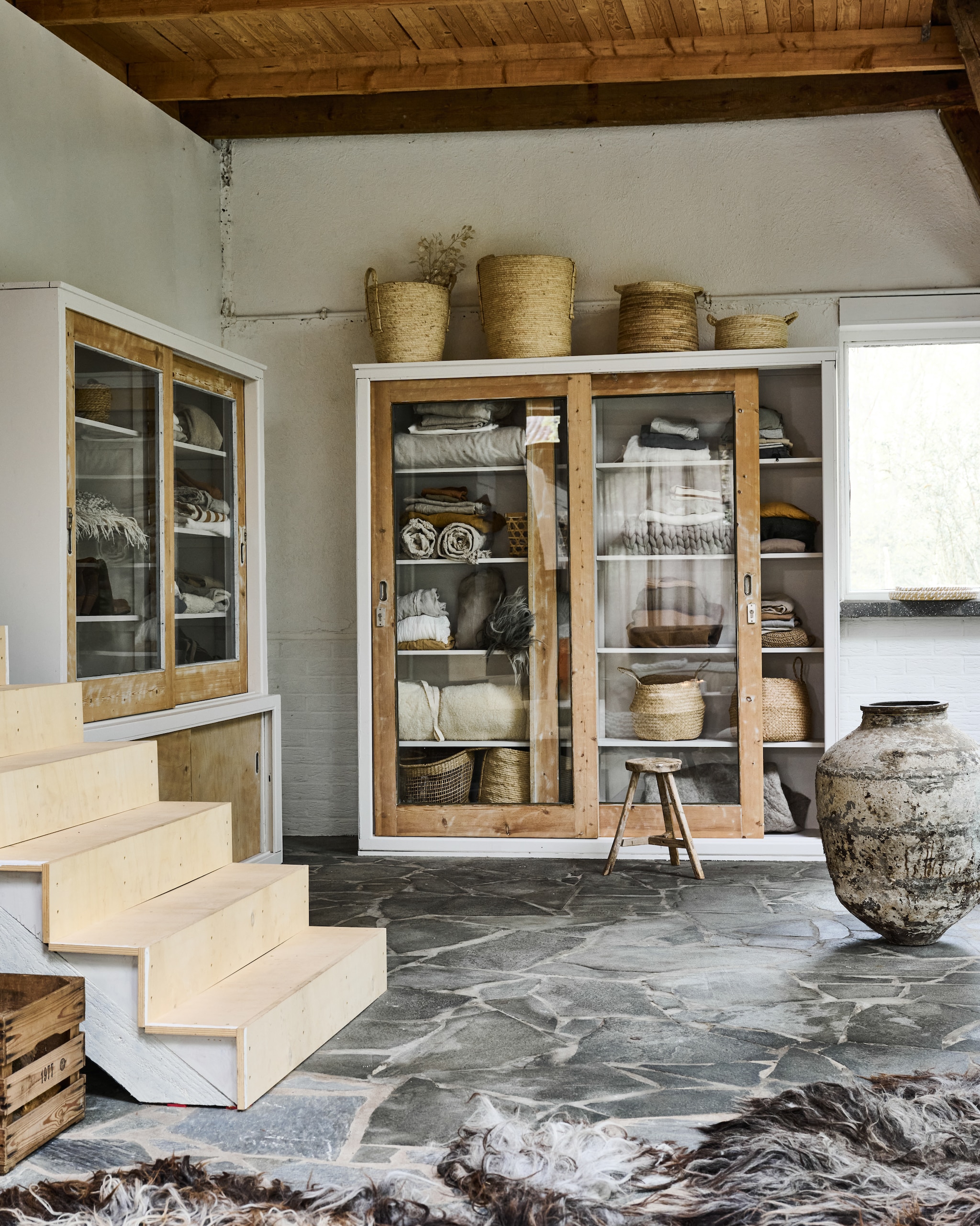 Kasten uit een jaren 30-school. Manden kringloop en Kwantum. Olijfolievaas antiek. Fruitkist van de opa van Anke. vtwonen 12-2025 | styling Marianne Luning | fotografie Sjoerd Eickmans