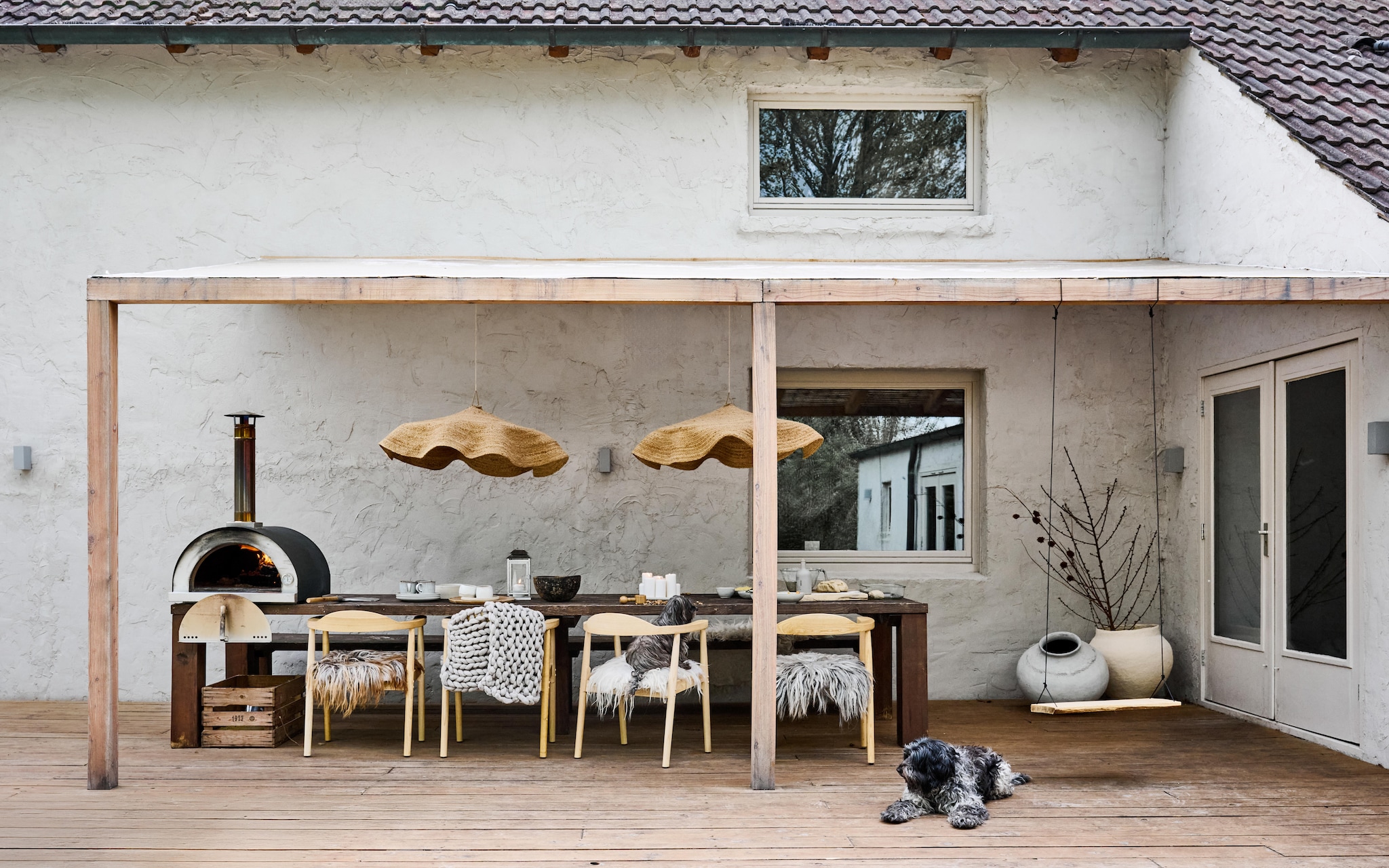 Vloer via houthandel Lippold bouw. Muurverf Mushroom van Lab Paint. Oven Beek pizzaovens. Tafel Inouthout. Rieten hanglamp Vacht van Vilt.  vtwonen 12-2025 | styling Marianne Luning | fotografie Sjoerd Eickmans