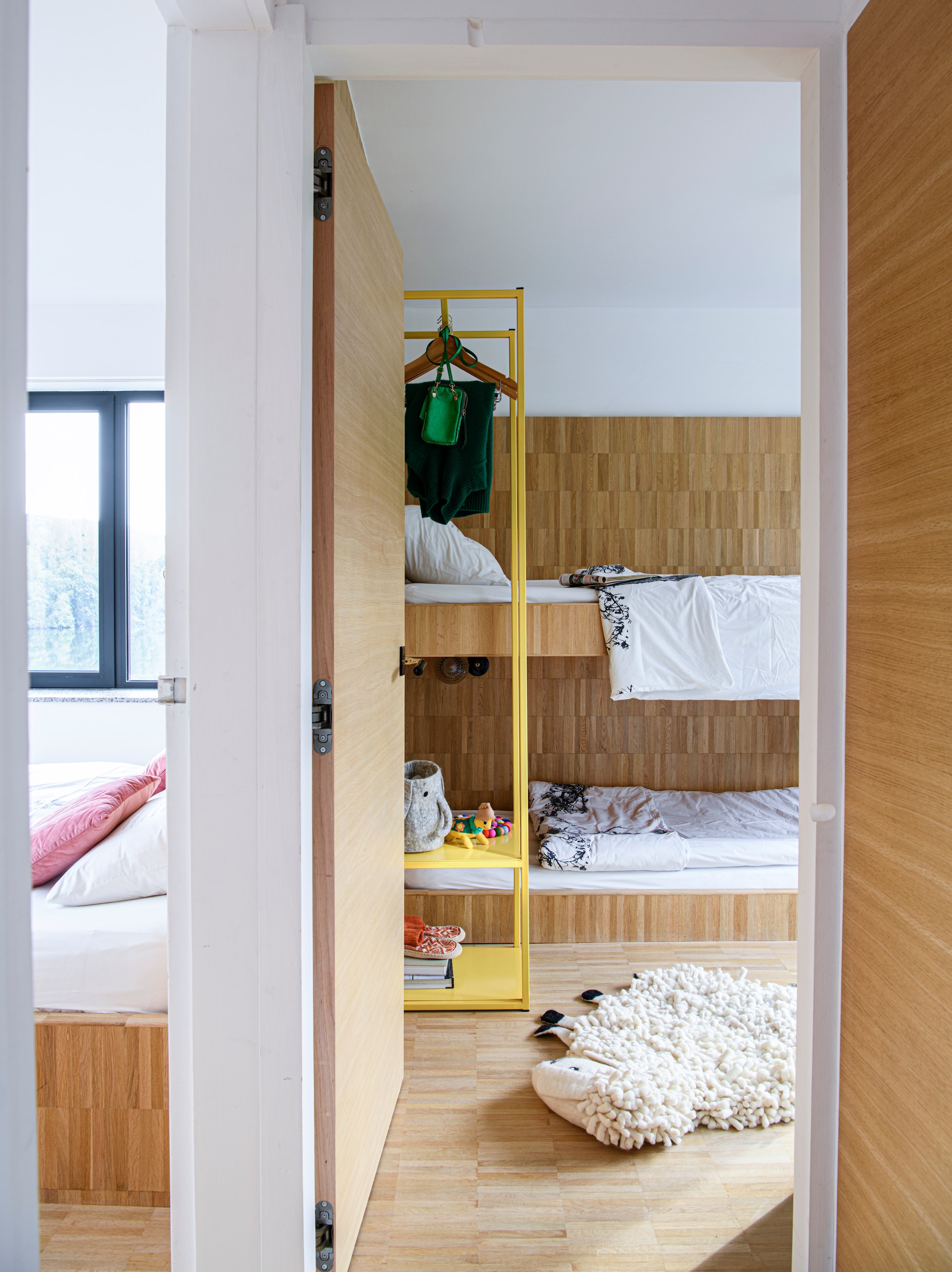 In de slaapkamer kwamen extra lange eikenhouten bedden. vtwonen 12-2025 | styling Marit Saladini | fotografie Louis Lemaire