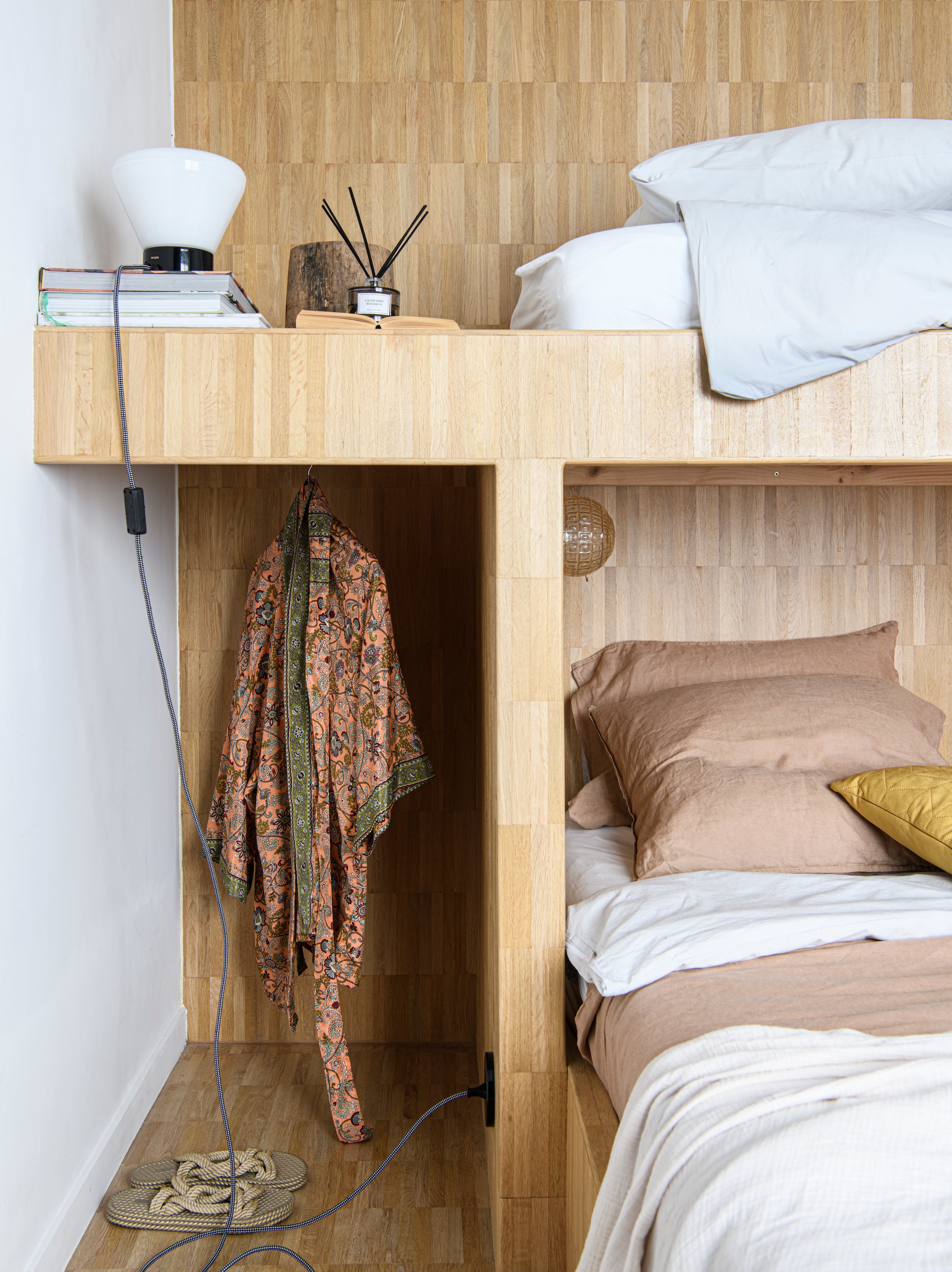 Eikenhouten XL-bed met kinderbed op maat gemaakt door een timmerman. Lampen en sierkussens Zangra. vtwonen 12-2025 | styling Marit Saladini | fotografie Louis Lemaire