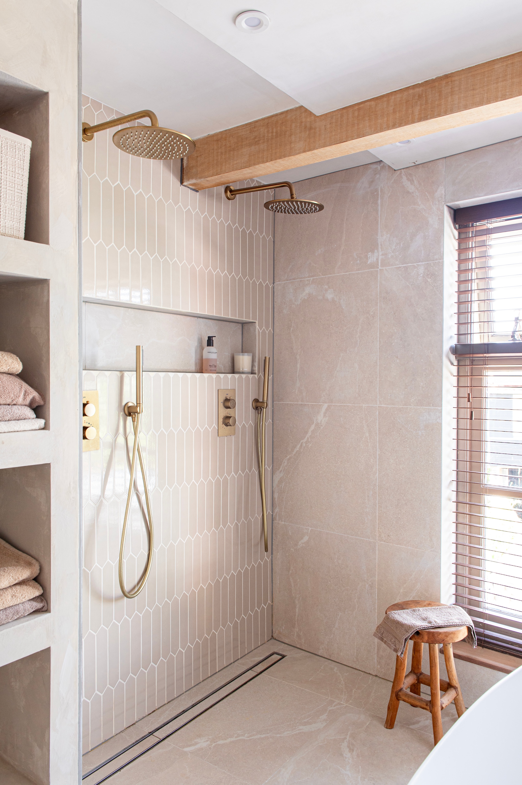 Wandtegels Arrow Gardenia cream beige en vloertegels Pietra Bo beige mat van Tegels in Huis. Douches en kranen FortiFura. Kruk Tuincentrum het Oosten. Handdoek De Bijenkorf. Raambekleding Sunwood donker eiken van 123jaloezie. vtwonen 12-2025 | styling Jeske Weel | fotografie Caroline Coehorst