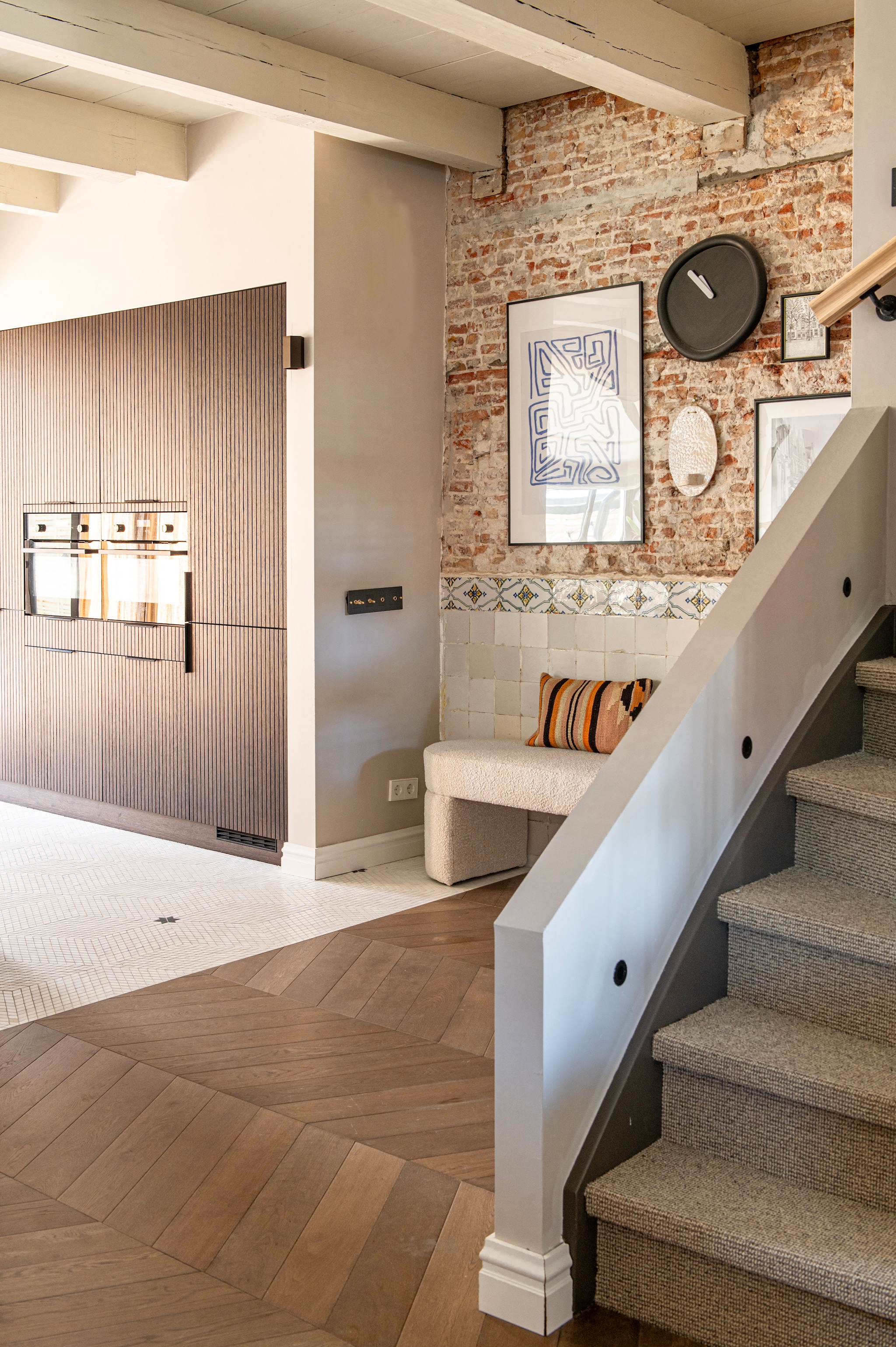 Trapverlichting Intoled. Trapleunig Hornbach. Trap-bekleding onbekend. vtwonen 12-2025 | styling Jeske Weel | fotografie Caroline Coehorst