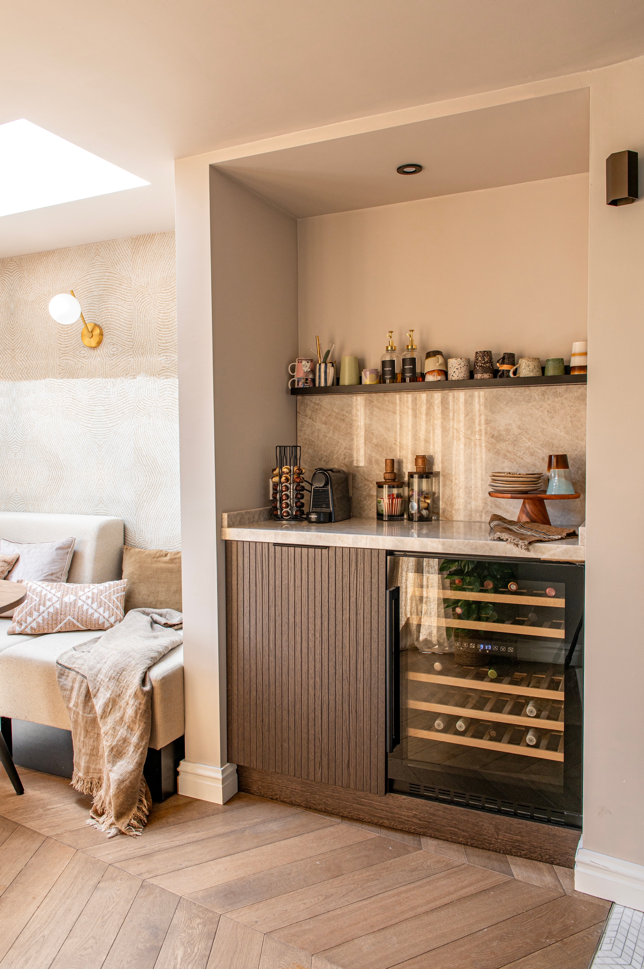 Plaid The James. Wandlamp 74259 van Rietveld Licht. Behang Shibori Clay van Belartestudio. Wijnkoelkast Mijn Wijnshop. Achterwand koffiehoek composiet Taj Mahal van De Keukenbladenfabriek. Potten Salvie van Pand40. Taartplateau Dille & Kamille. Gebakbordjes, koppen en mokken HKliving. vtwonen 12-2025 | styling Jeske Weel | fotografie Caroline Coehorst