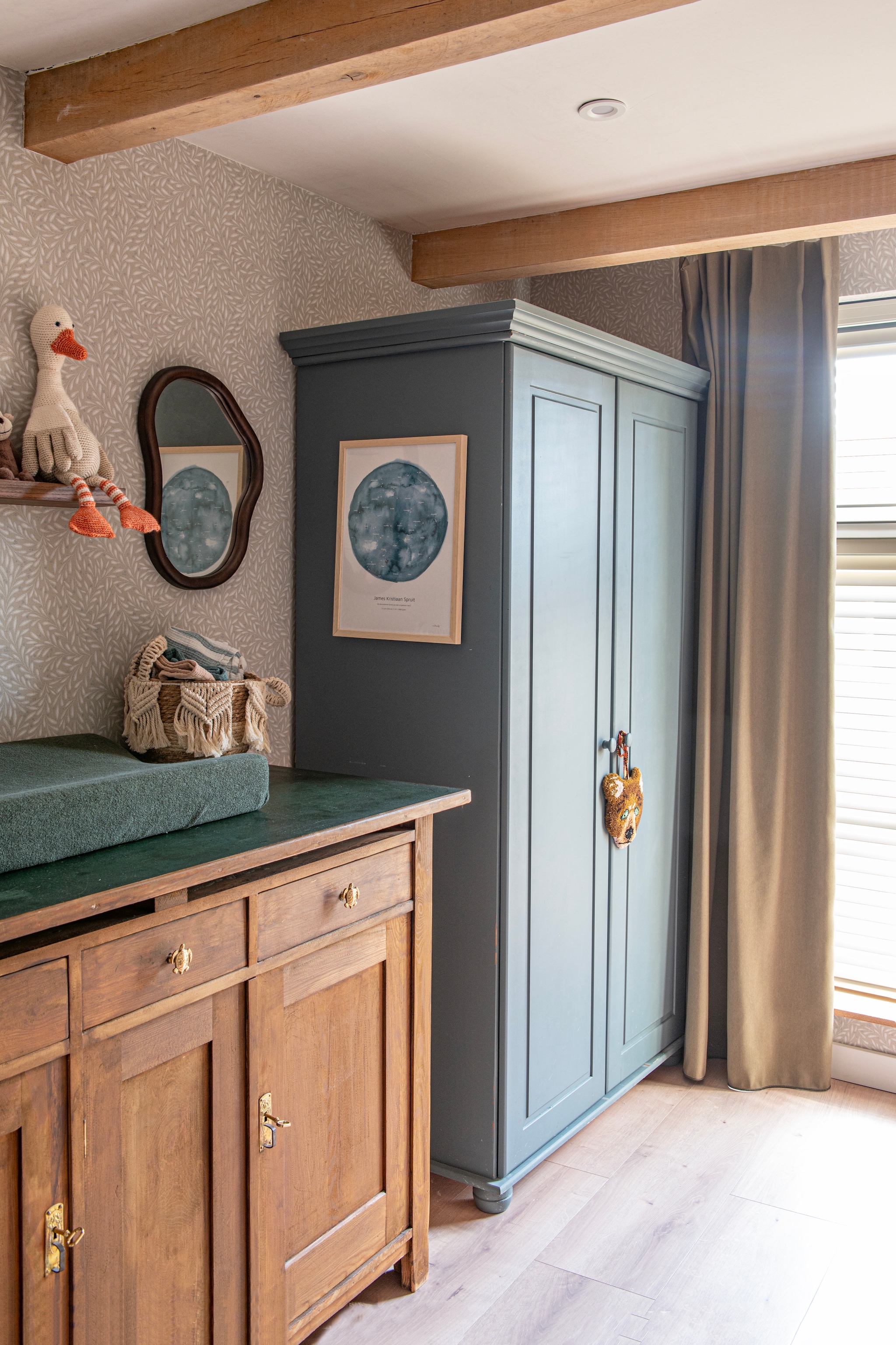 Behang Midbec Small Leaf van Summer Gray. Letterkunstwerk onbekend. vtwonen 12-2025 | styling Jeske Weel | fotografie Caroline Coehorst