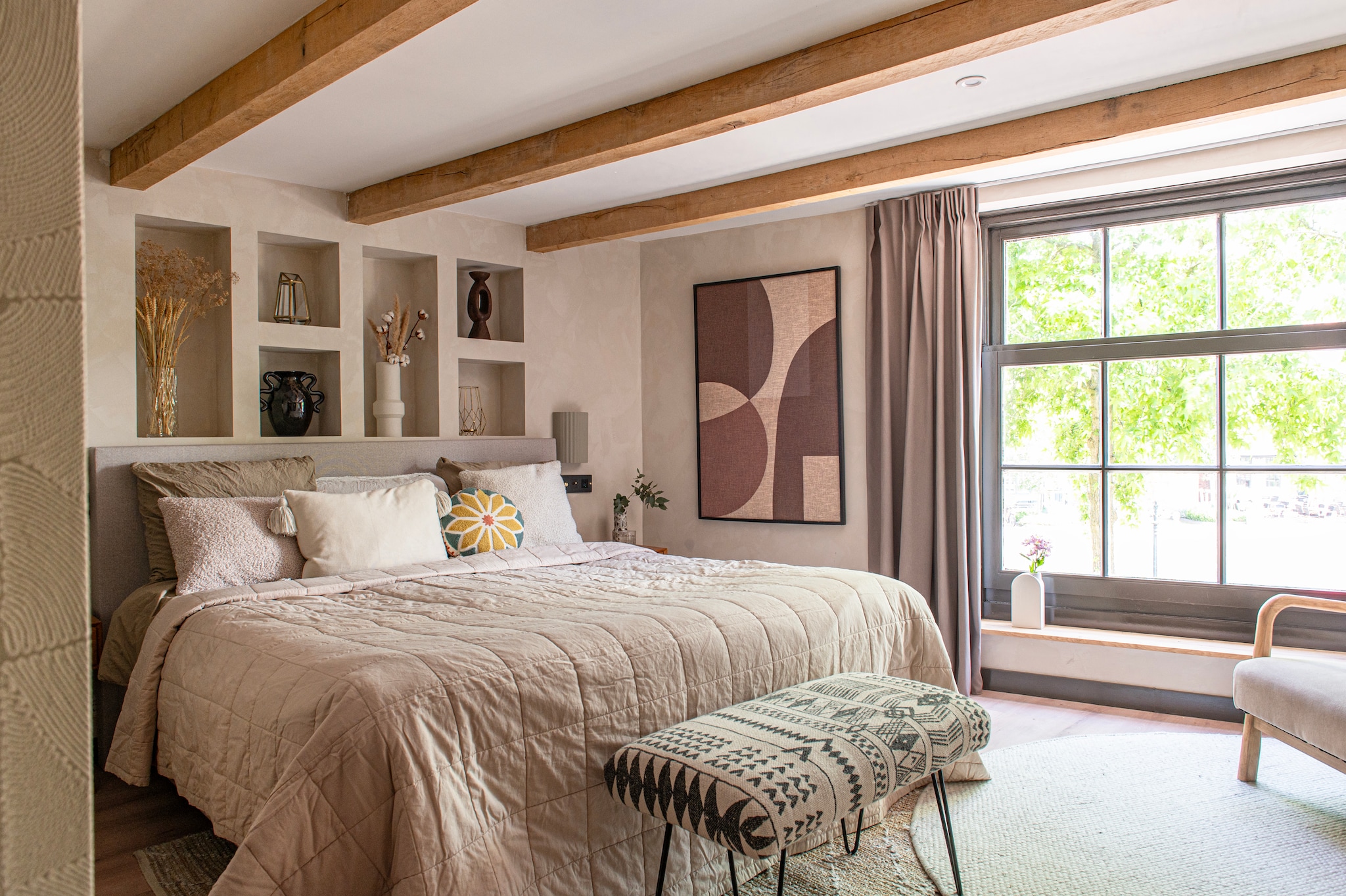 Vaas Verso van Ferm Living. Vaas Speckled van HKliving. Kussens H&m Home, Moes & Griet en Wehkamp. Wandlamp Hilko van Westwing. Wandschakelaars Buster + Punch, kunstwerk Brown Ato van By-Boo. Muurverf Chalk in White Truffle van Lab Paint. vtwonen 12-2025 | styling Jeske Weel | fotografie Caroline Coehorst