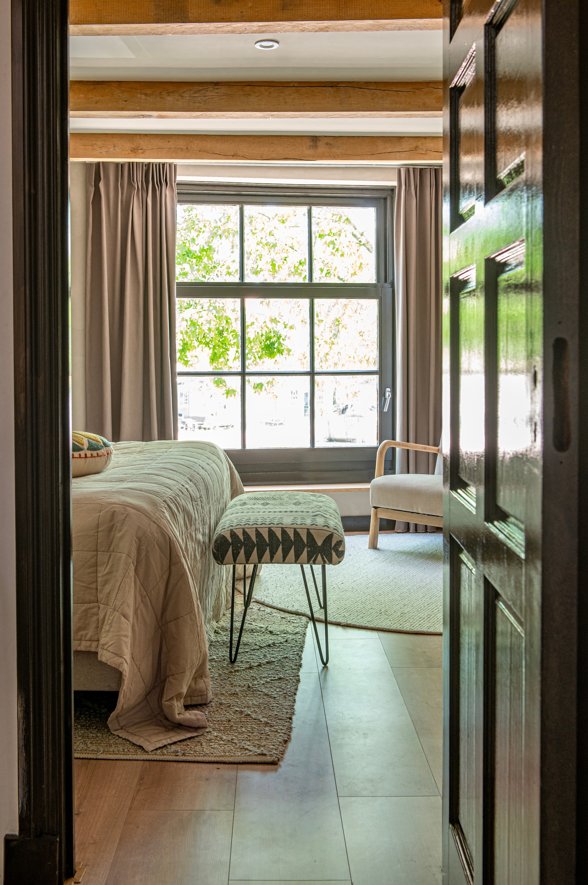 Bank Sissy-Boy. Beddensprei Moon van Cinderella.Fauteuil Mark van Woood. Vloerkleed rechthoekig Worgan van Wehkamp. Vloerkleed rond Feline van Volero. Vloer Karwei.  Overgordijn Dana taupe van Veneta. Kozijnen kleur Snelweg van Gamma. vtwonen 12-2025 | styling Jeske Weel | fotografie Caroline Coehorst