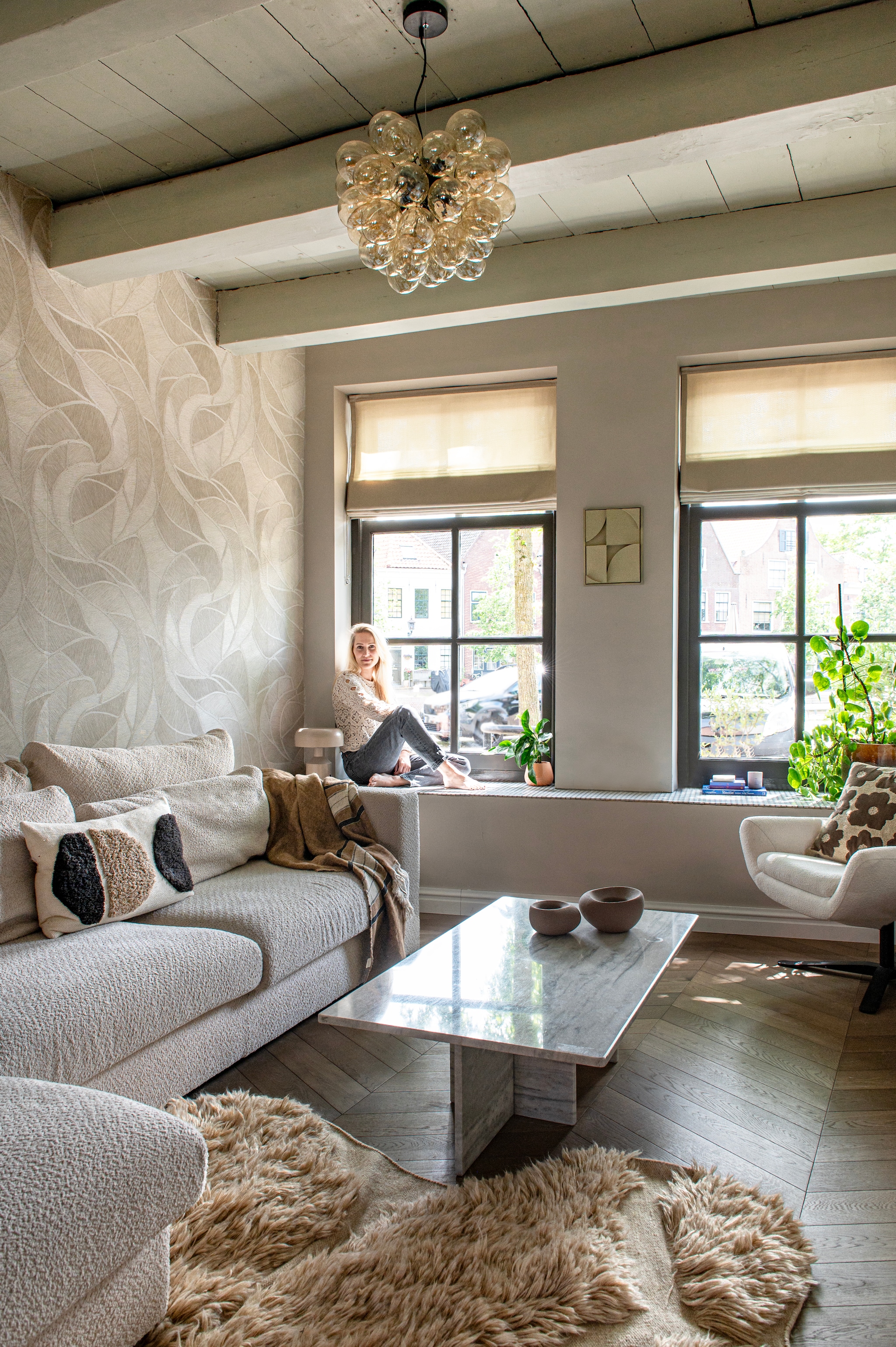 Bank Haco. Kussens H&m Home. Plaid The James. Salontafel Marktplaats. Waxinelichthouders Alka Light & Living. Draaifauteuil Charles Montèl. Kussen Splendor BePureHome. Hanglamp Uvas van Qazqa via Lampenlicht. Tafellamp Porto van It’s about romi. Vouwgordijn Angelika van 123jaloezie. Behang Manila Spiral van Arte. Wanddecoratie Things I like Things I love. Eiken lamelparket in Hongaarse punt van Bebo Vloeren. vtwonen 12-2025 | styling Jeske Weel | fotografie Caroline Coehorst