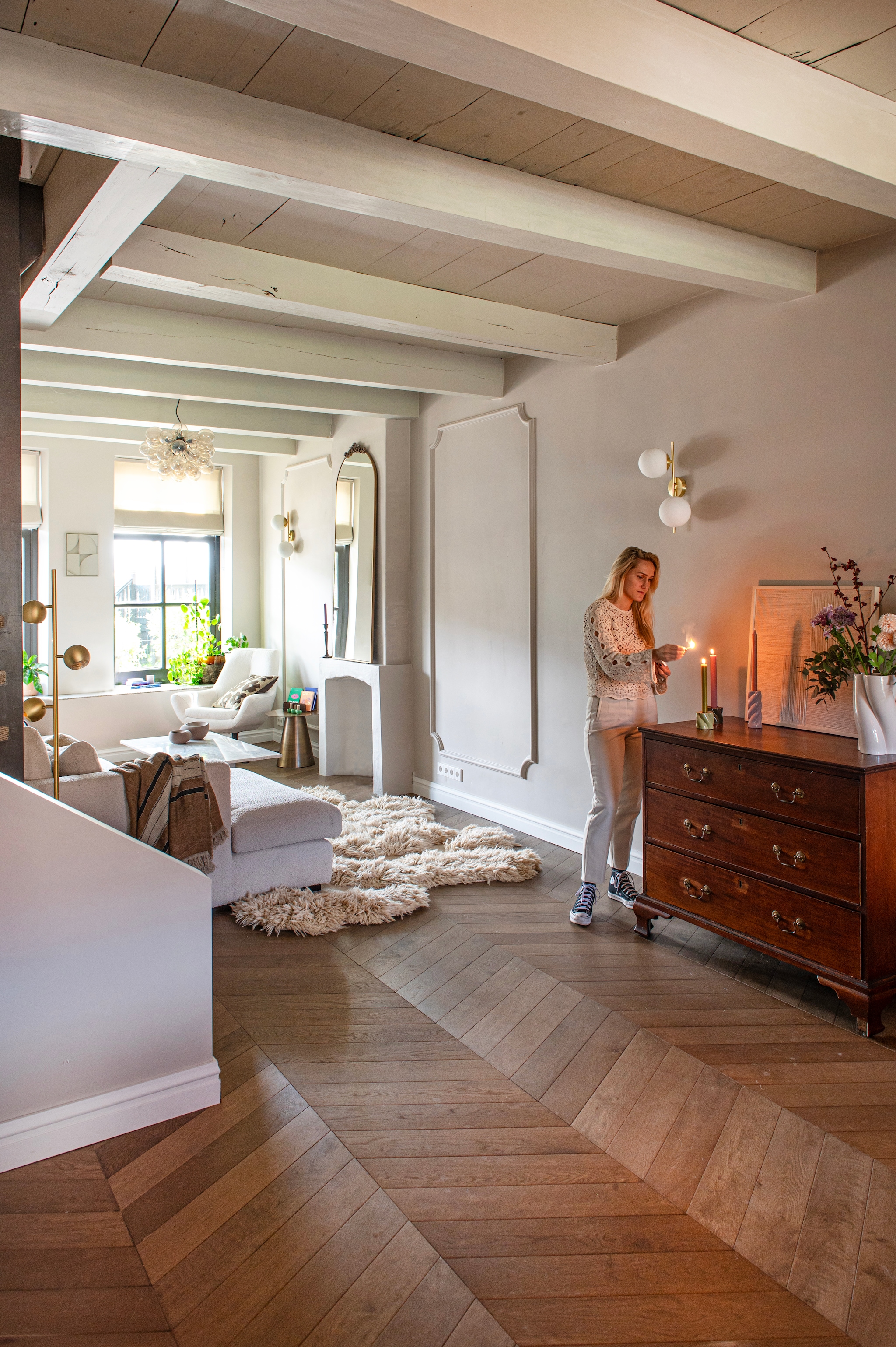 Kunstwerk Lino van Things I like Things I Love. Vaas Wocky van Fést. vtwonen 12-2025 | styling Jeske Weel | fotografie Caroline Coehorst