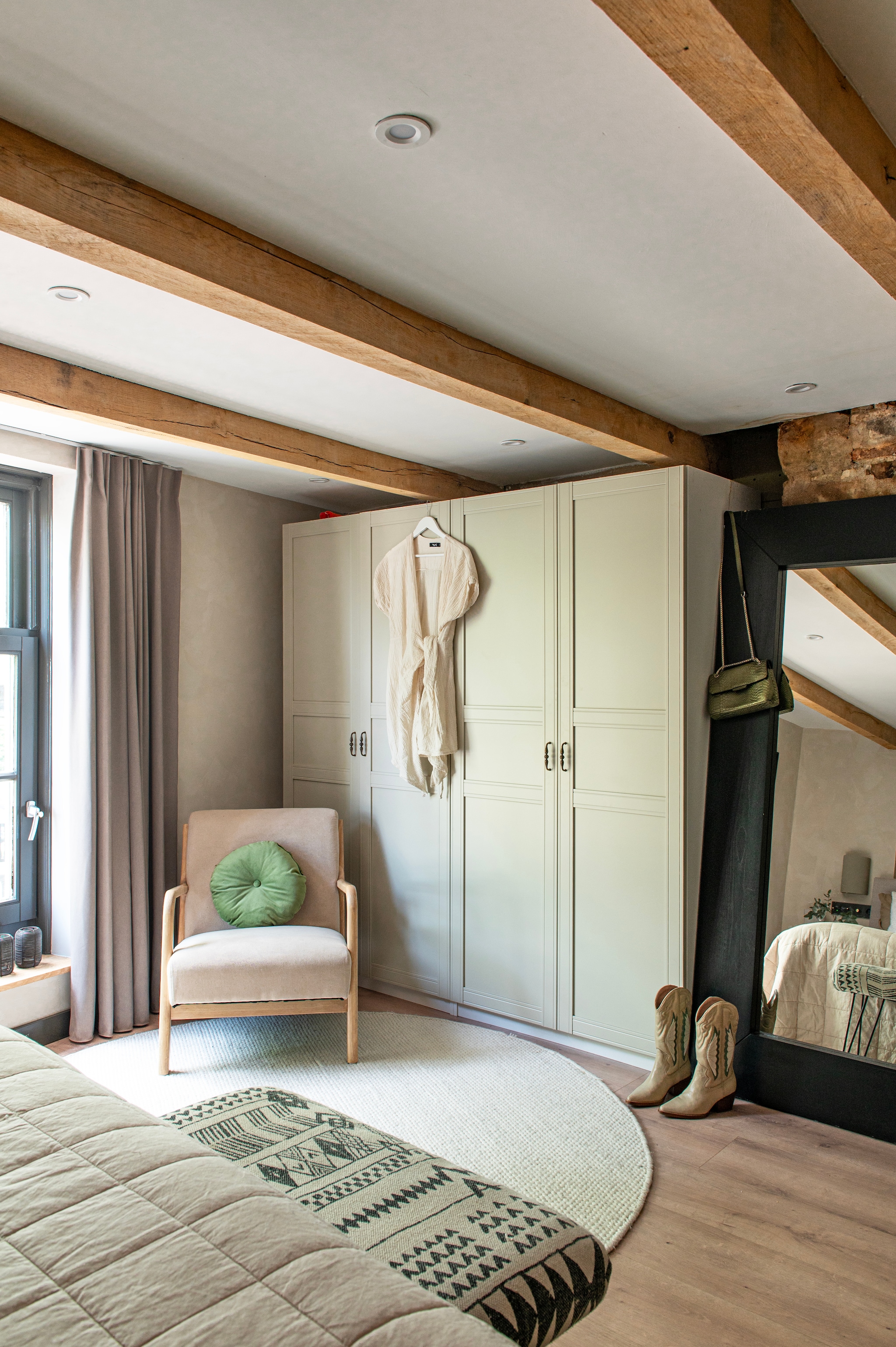 Kast Pax en spiegel Ikea. Kussen Jolie van Hartman.  vtwonen 12-2025 | styling Jeske Weel | fotografie Caroline Coehorst