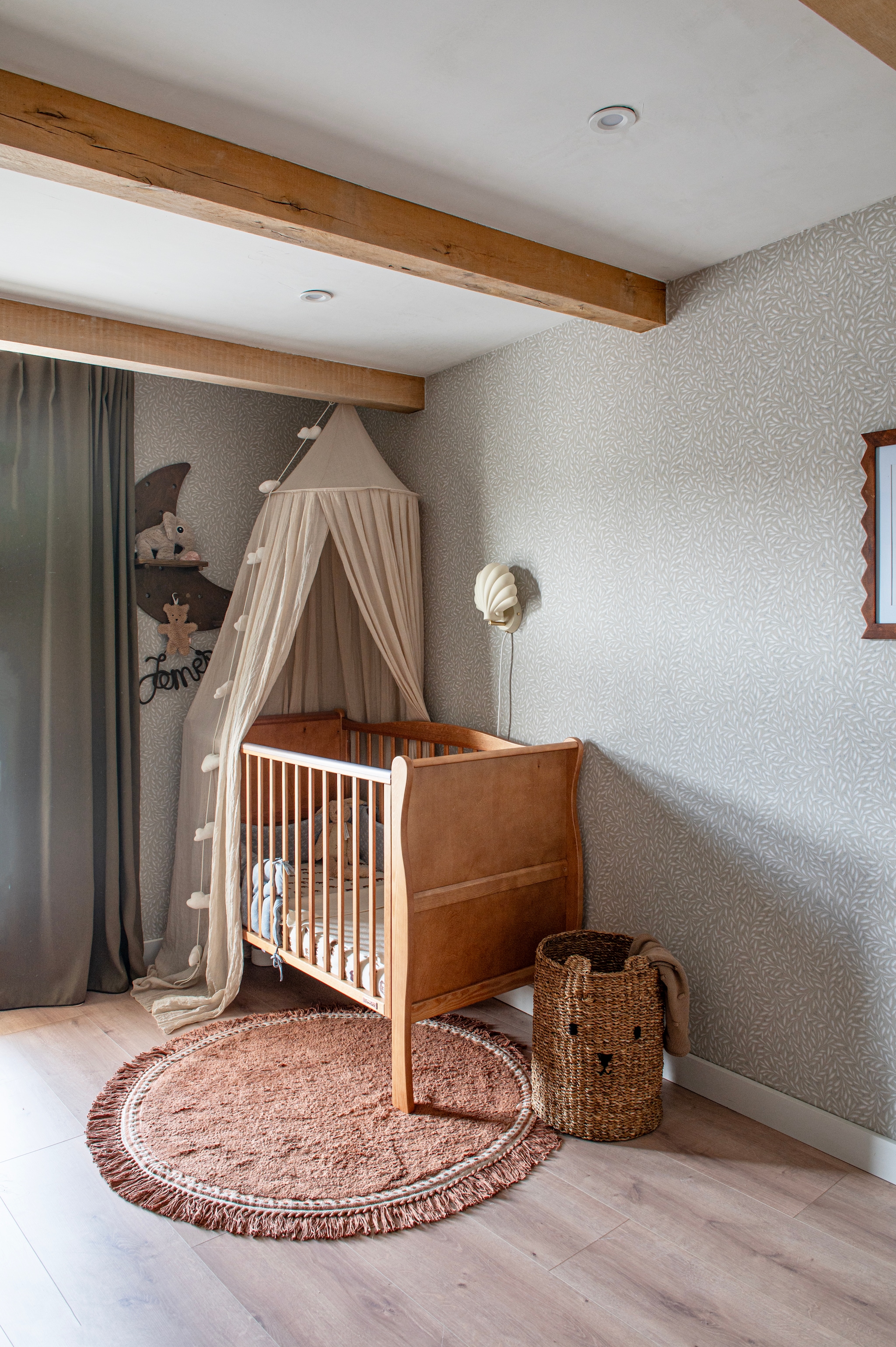 Ledikant Woodies Noble Vintage van Hola Bb. Klamboe Vintage nougat van Jollein. Wolkenslinger en mand H&m Home. Maan Salt & Sugar. Schelplamp Konges Sløjd. Vloerkleed Anna van Tapis Petit. Overgordijn Dana olive van Veneta. vtwonen 12-2025 | styling Jeske Weel | fotografie Caroline Coehorst