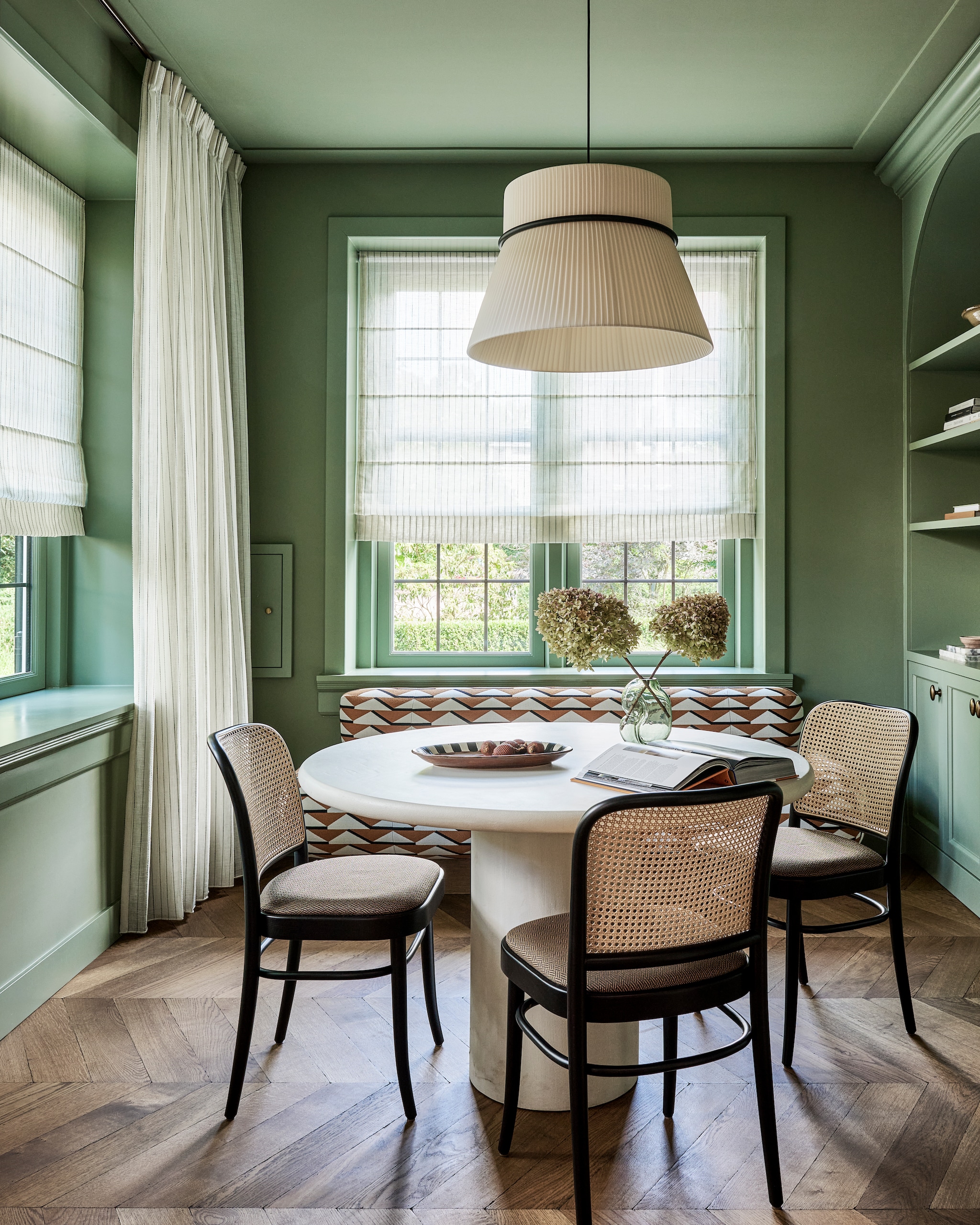 vtwonen vouwgordijn, lichtdoorlatende stof, wide stripe, ecru black stripe (nr. 2317), per meter vanaf € 28,99. vtwonen gordijn, lichtdoorlatende stof, wide stripe, ecru black stripe (nr. 2317), per meter vanaf € 28,99.M.m.v. zarahome.com (kandelaar, schaal, koffietafelboek), boisblanchome.com (hanglamp). Overig privébezit. vtwonen 10-2025 | styling Kim van Rossenberg | fotografie Sjoerd Eickmans