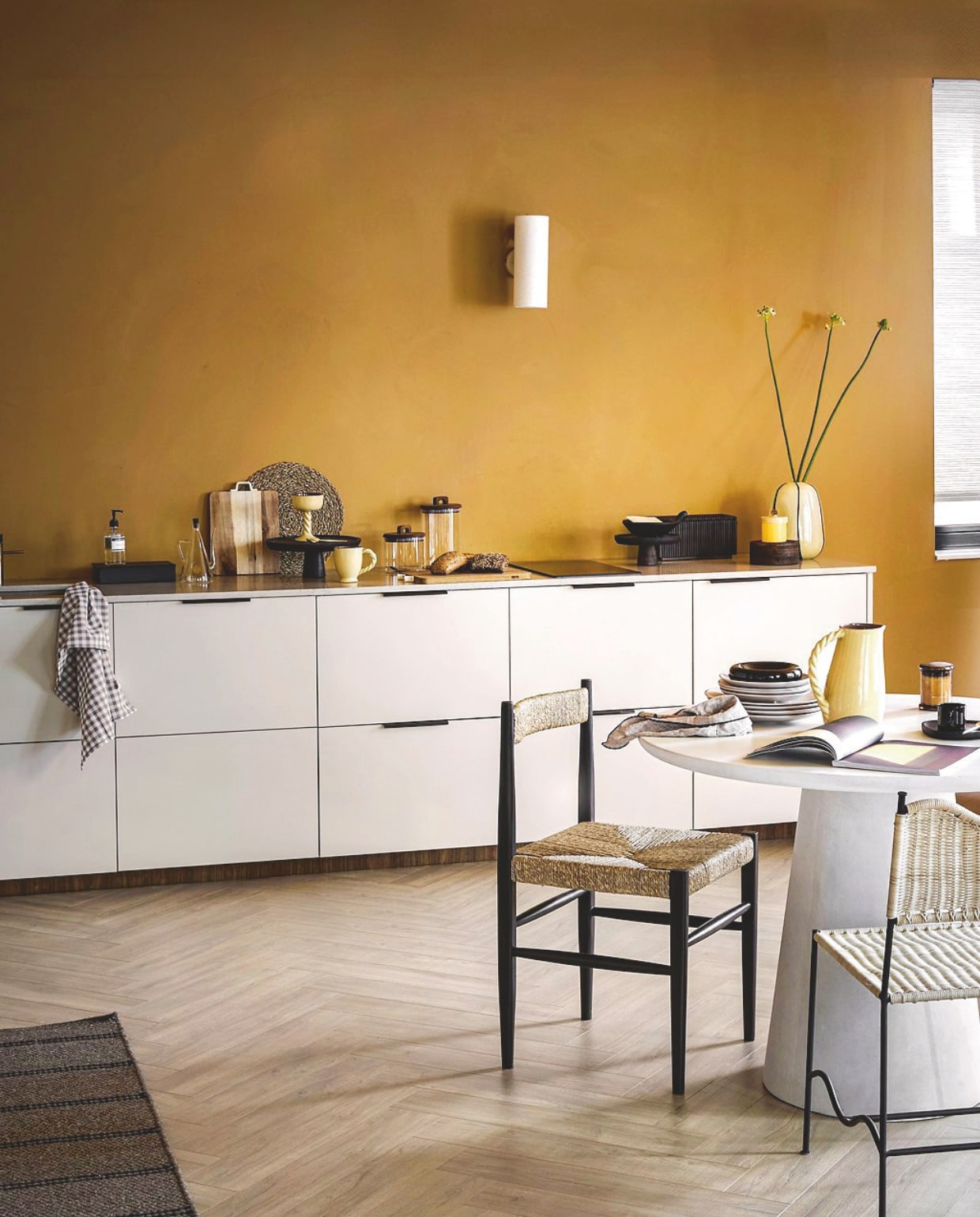 vtwonen muurverf krijtmat, desert, 1 liter € 27,99. vtwonen laminaat visgraat Rafter, naturel, per m² € 37,99. vtwonen wandlamp Paper Tube, papier, 16,5x11x30 cm (bxdxh) € 49,99. vtwonen vloerkleed Twin Stripe*, wol, taupe, 160x230 cm € 299,-. vtwonen 9-2025 | styling Sanne Ketelaar | fotografie Peggy Janssen