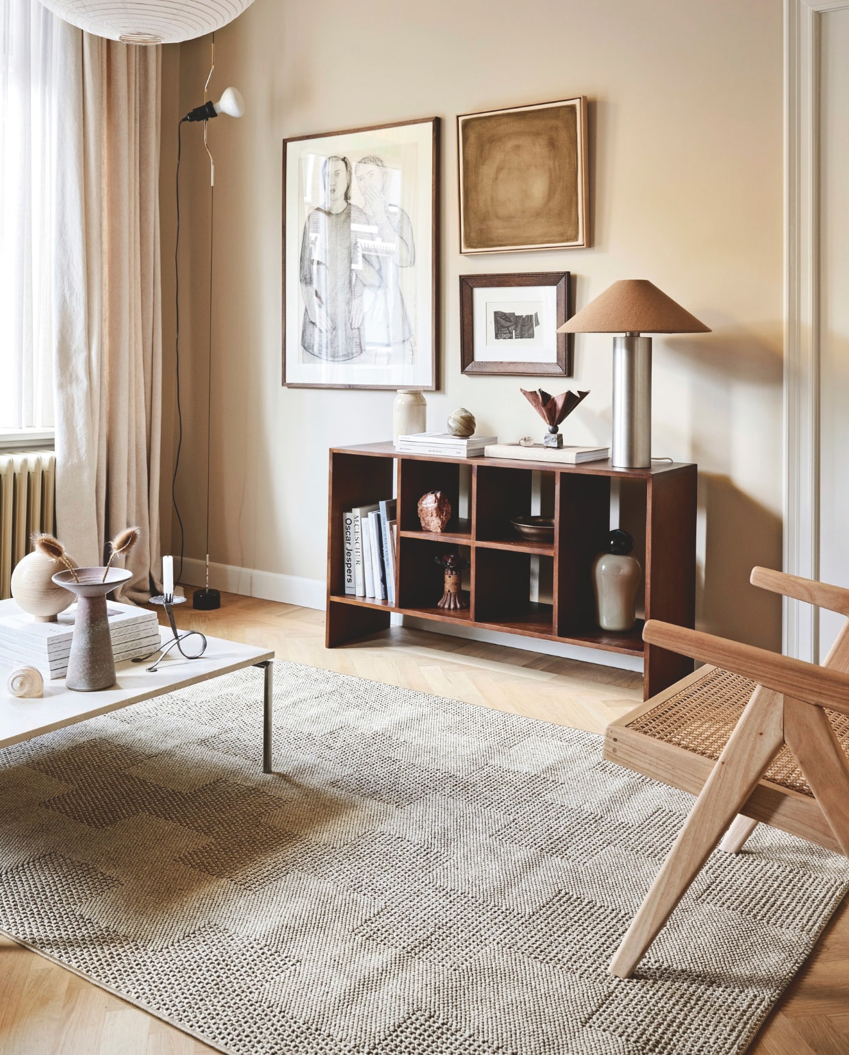 vtwonen vloerkleed Soft Block, pes pool en jute rug, 200x290 cm € 289,-.M.m.v. zarahome.com (vloerlamp), littlegreene.nl (muurverf), flos.com (hanglamp). Overig privébezit. vtwonen 9-2025 | styling Sanne Ketelaar | fotografie Peggy Janssen