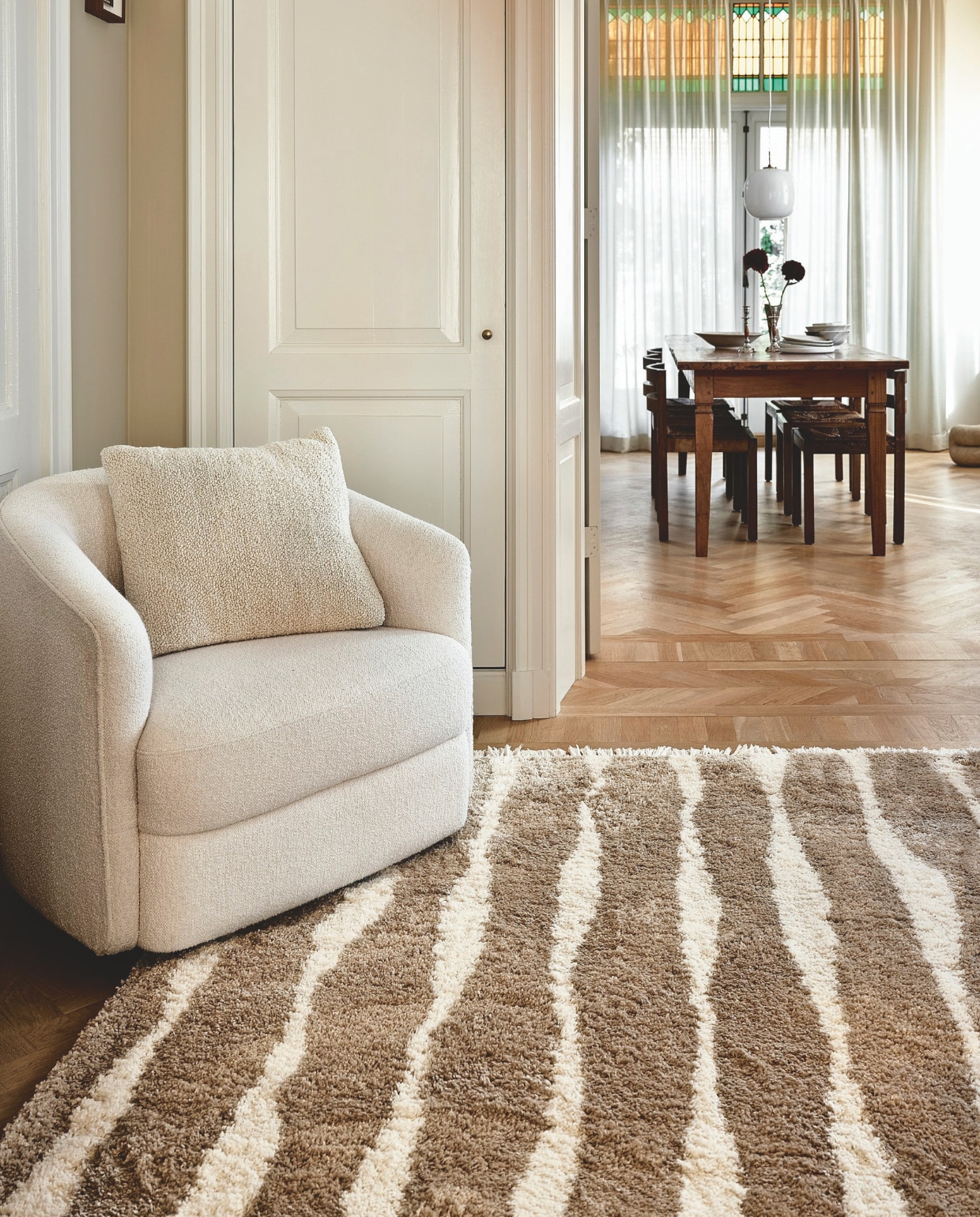 vtwonen vloerkleed Fringe*, polypropyleen, 160x230 cm € 229,-.M.m.v. newworks.dk (fauteuil), littlegreene.nl (muurverf). Overig privébezit vtwonen 9-2025 | styling Sanne Ketelaar | fotografie Peggy Janssen