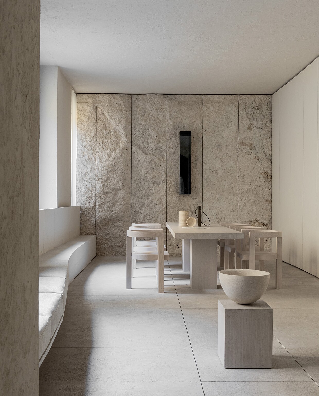 Het huis staat vol met eigen ontwerpen van bewoner Henry Timi, allemaal handgemaakt in Italië.  Stijlvol Wonen 9-2025 | fotografie Nathalie Krag/Living Inside | productie & styling Tami Christiansen