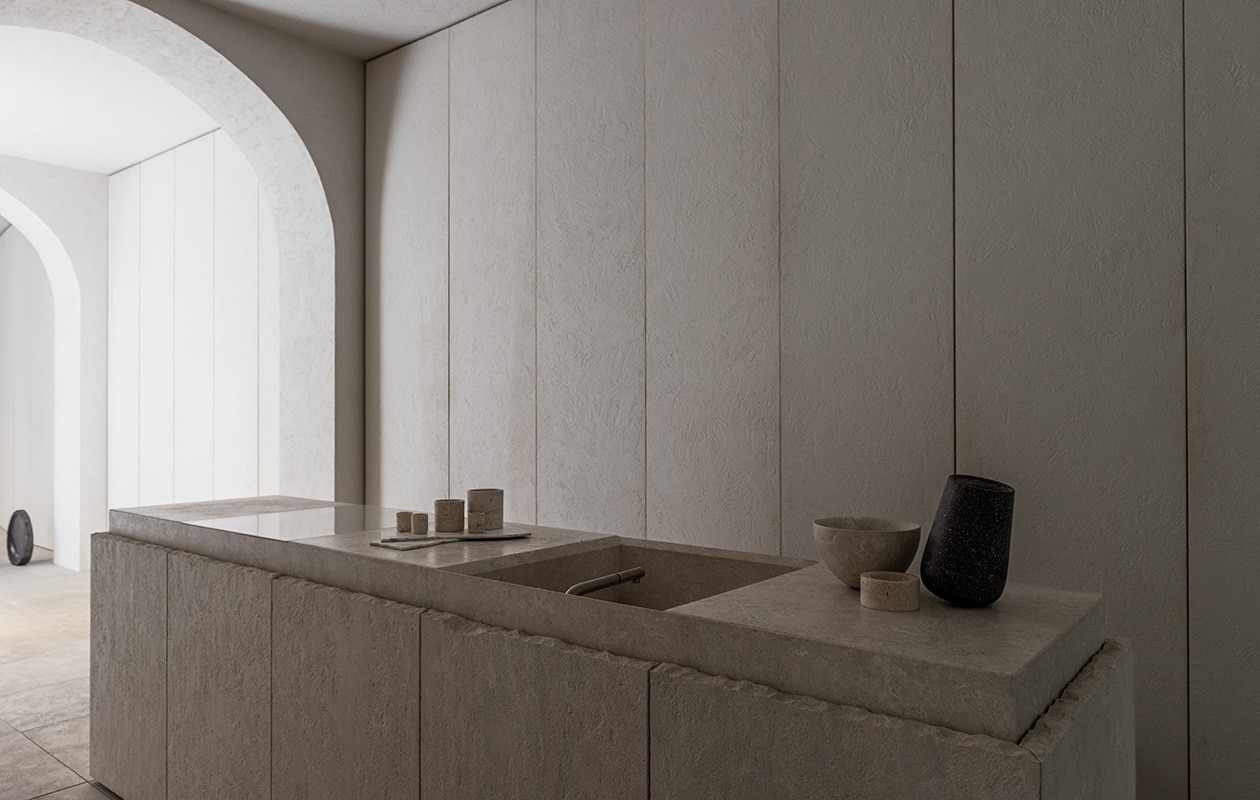 Keuken HTG604 Biancocanale is een eigen ontwerp van Henry Timi. Stijlvol Wonen 9-2025 | fotografie Nathalie Krag/Living Inside | productie & styling Tami Christiansen