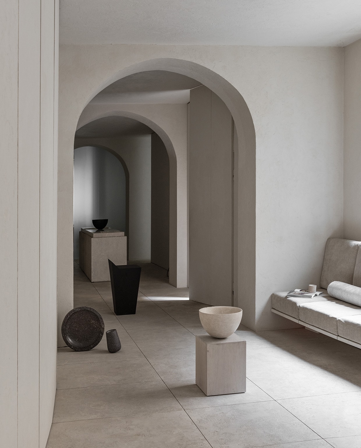 Allemaal eigen ontwerpen van Henry Timi. Stijlvol Wonen 9-2025 | fotografie Nathalie Krag/Living Inside | productie & styling Tami Christiansen