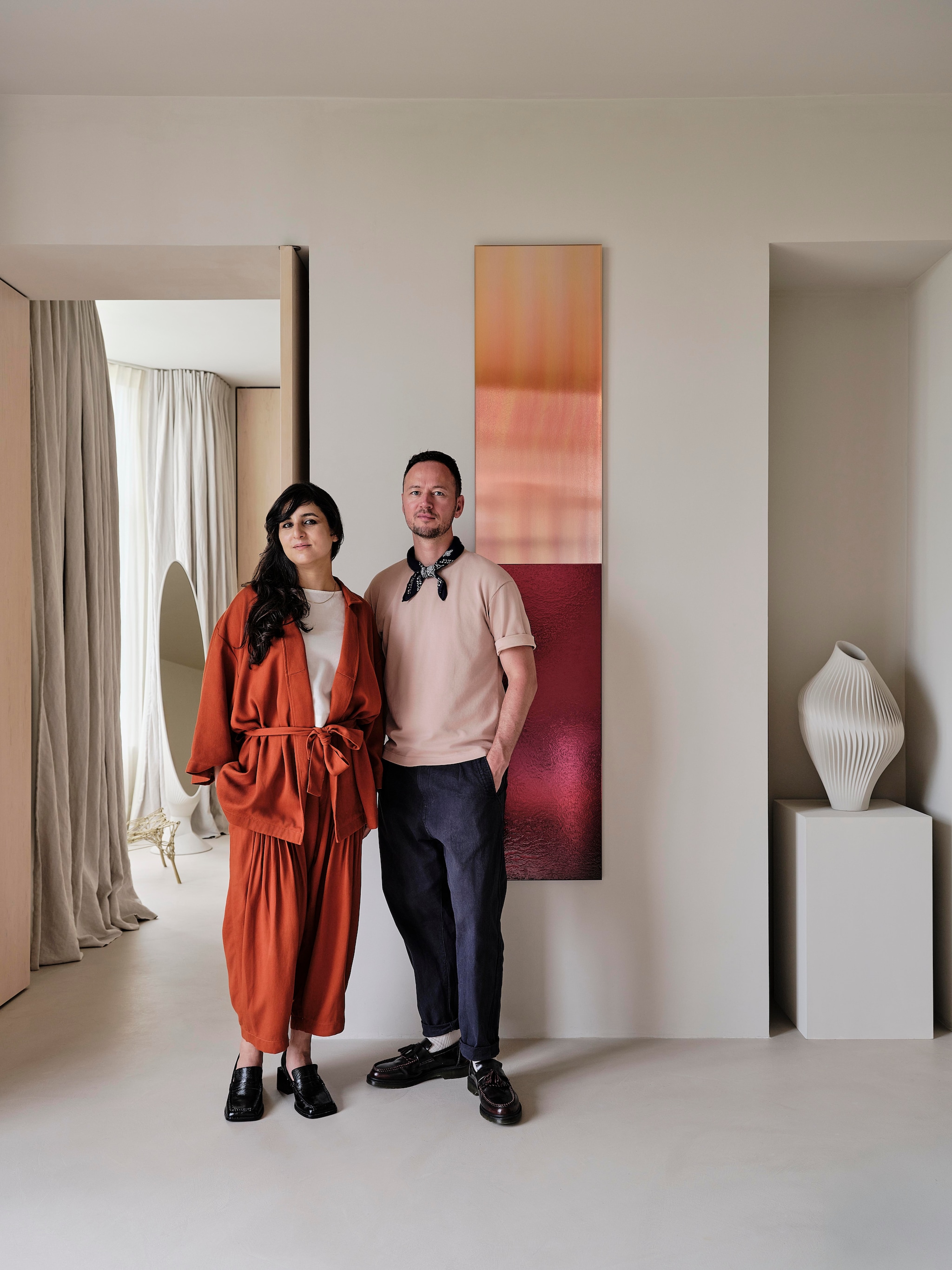 De bewoners Golnar Roshan en Ruben de la Rive Box vormen samen designduo Rive Roshan. Stijlvol Wonen 8-2025 | fotografie & styling Space Content Studio