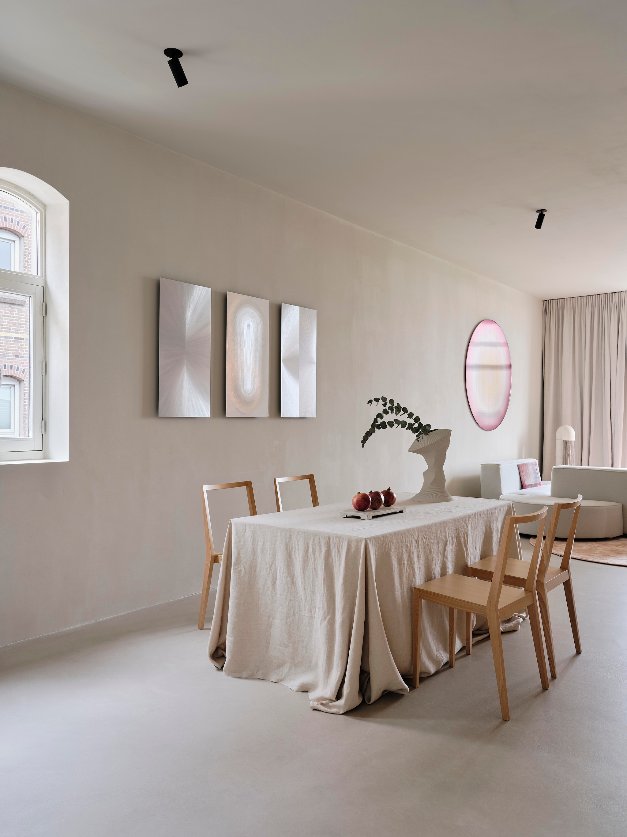 Gallery Tafel is zelfgemaakt, linnen kleed van Evert Groot. Houten stoelen van Kengo Kuma voor Time & Style. Fruitschaal van Time & Style. Stijlvol Wonen 8-2025 | fotografie & styling Space Content Studio