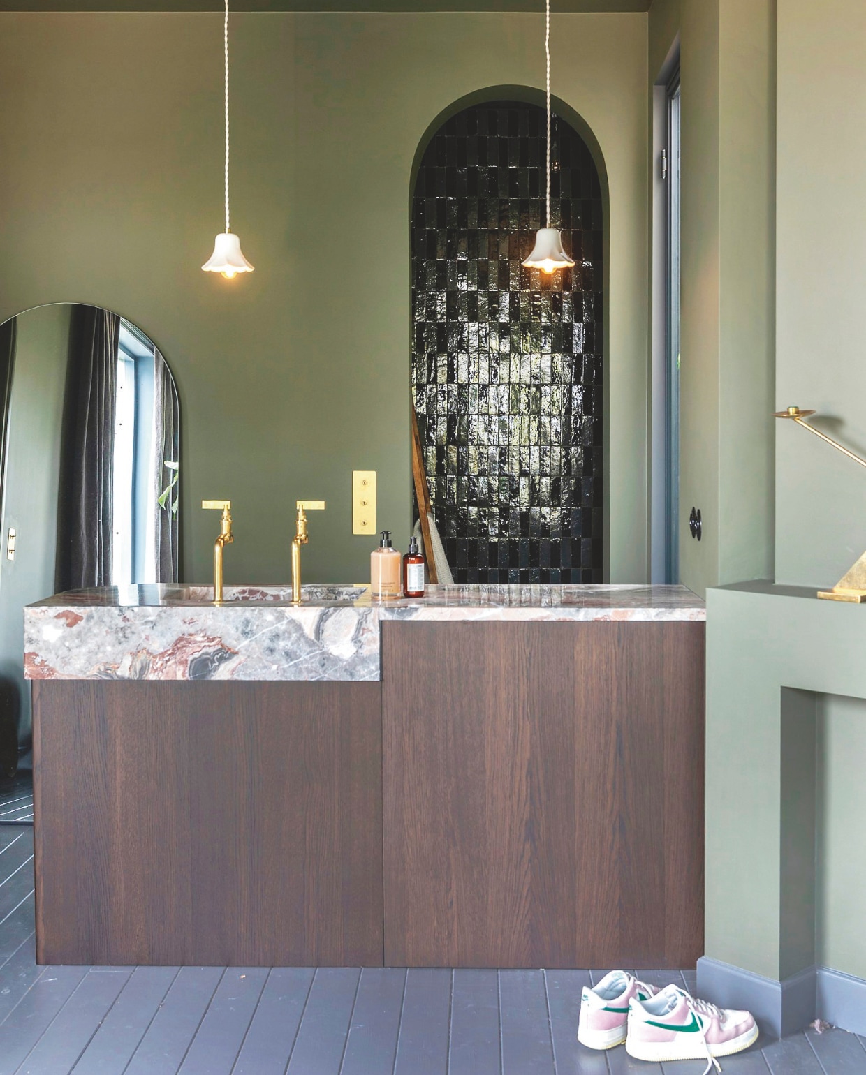 Kleur muren en plafond Lush Bean van Flexa Pure, kleur vloer 85% Grafiet van Flexa, wandtegels Designtegels. Wasmeubel Houtmerk, kranen Studio Ore, zeep Diptyque. Hanglampen en spiegel Zara Home, messing schakelaar Corston. vtwonen 09-2025 | styling en fotografie Theo-Bert Pot, Jelle van de Schoor