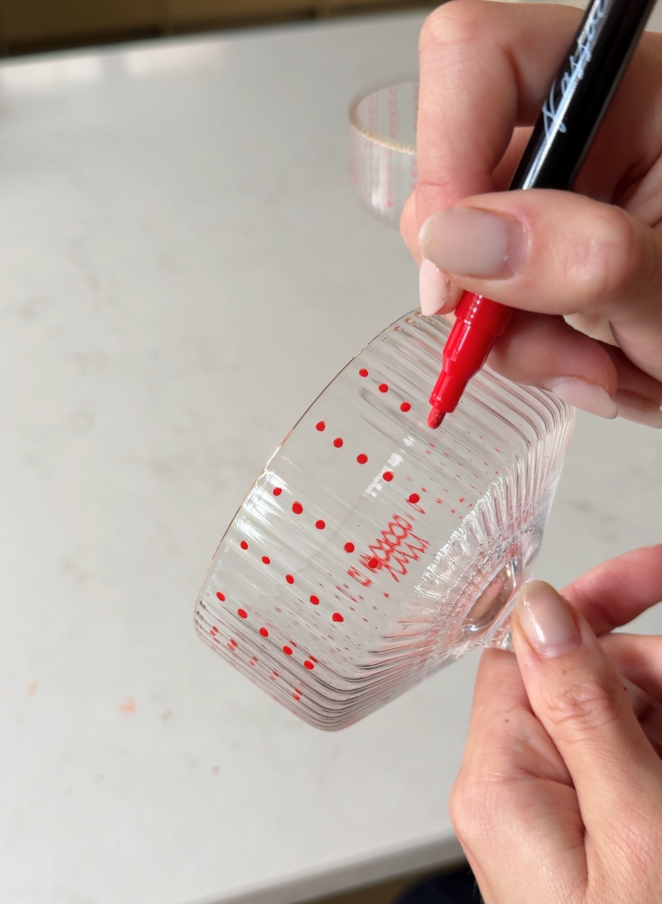 Champagneglazen, set van 4 € 35,- (vtwonen.nl). Glas- en porseleinmarker, 12-delige set € 9,99 (intertoys.nl) vtwonen 11-2025 | fotografie Vallerie Paas