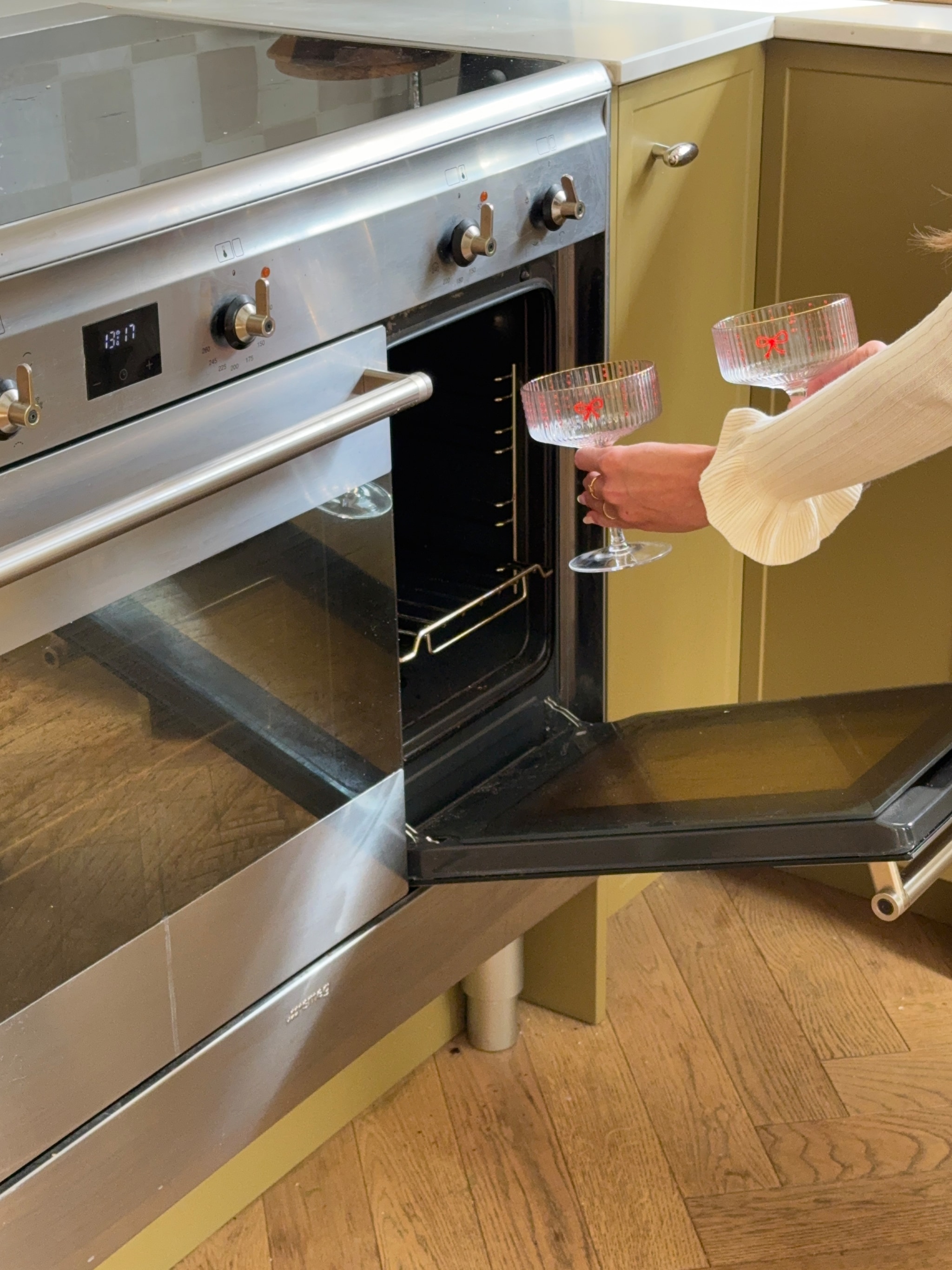 Champagneglazen, set van 4 € 35,- (vtwonen.nl). Glas- en porseleinmarker, 12-delige set € 9,99 (intertoys.nl) vtwonen 11-2025 | fotografie Vallerie Paas