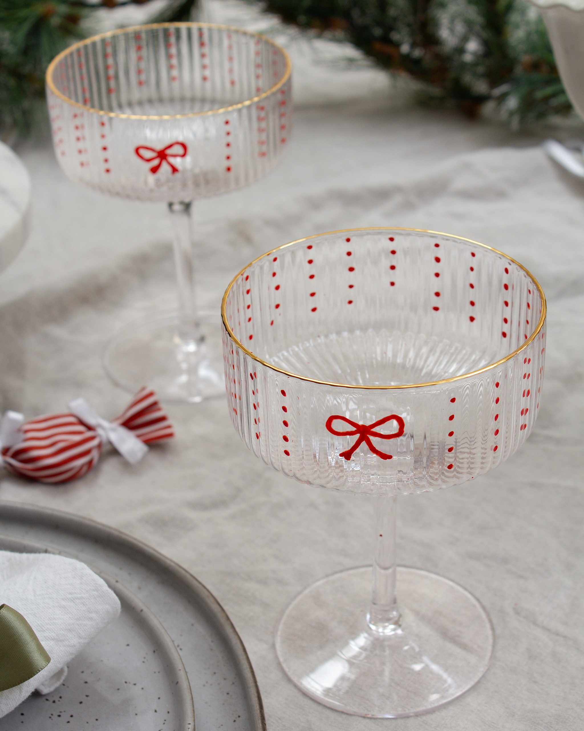 Tafelkleed H&m Home. Servies Kwantum. Kandelaar kringloop. vtwonen 11-2025 | fotografie Vallerie Paas