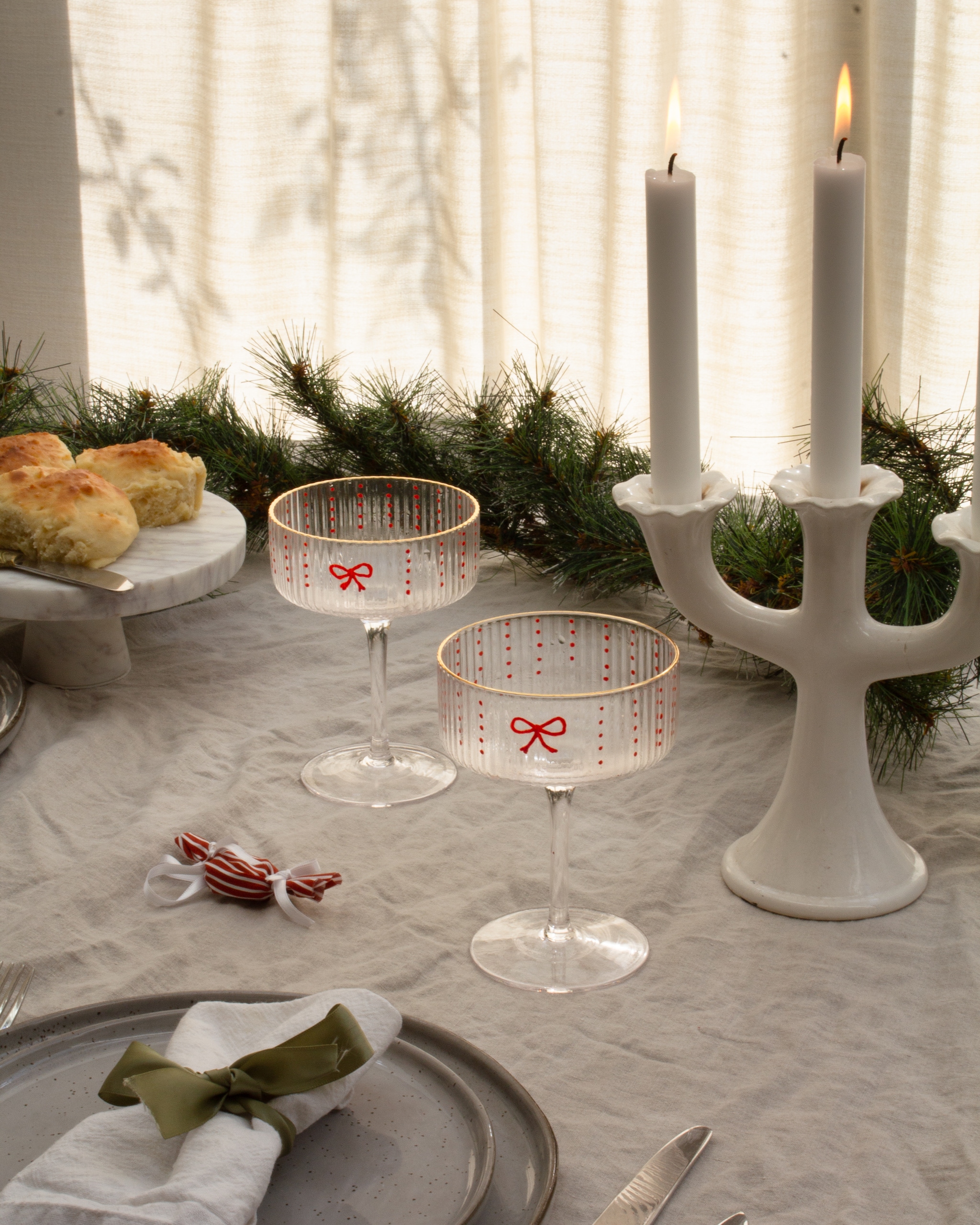 Tafelkleed H&m Home. Servies Kwantum. Kandelaar kringloop. vtwonen 11-2025 | fotografie Vallerie Paas