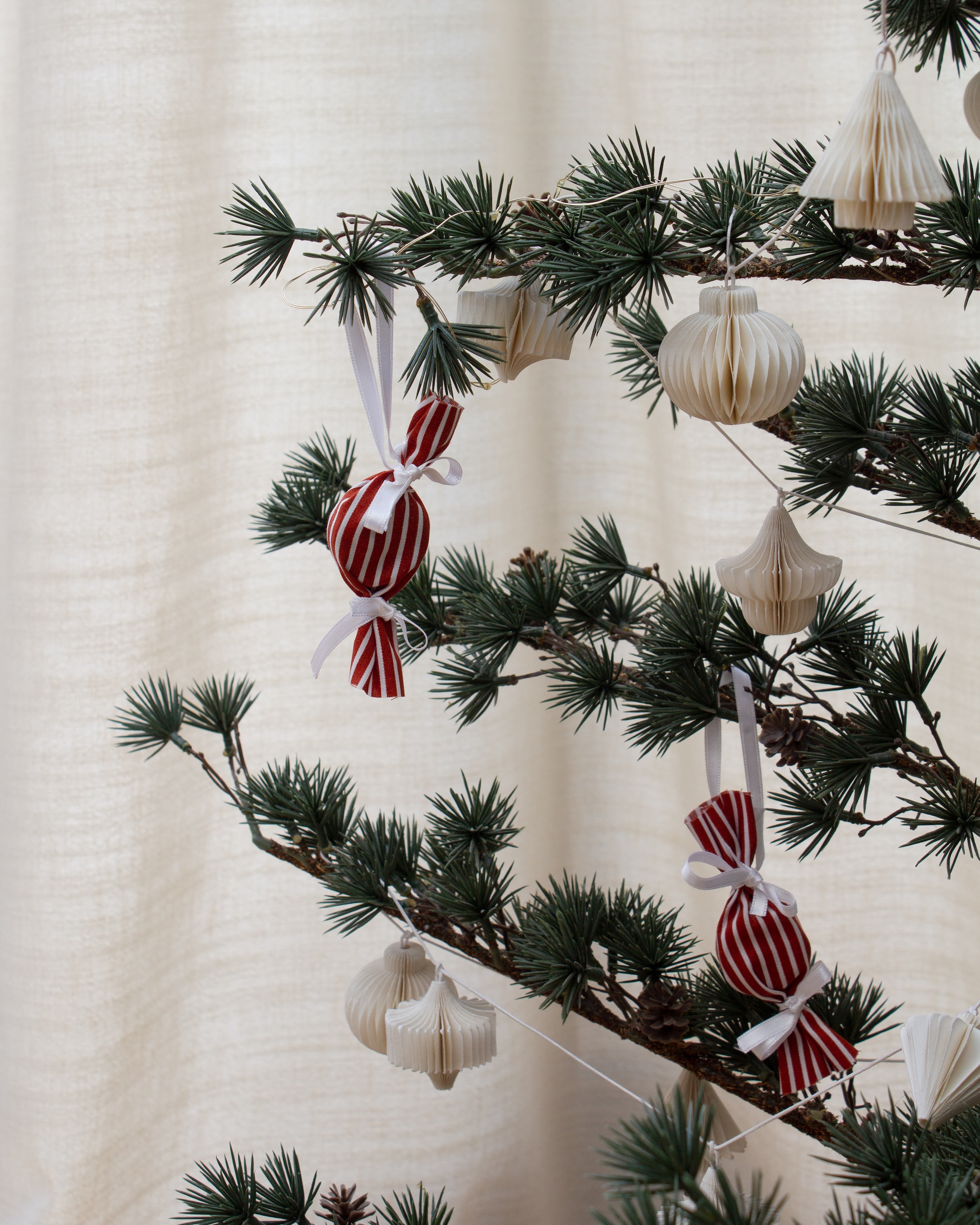 Kunstboompje Intratuin. Slinger H&m home. vtwonen special 04-2025 | fotografie Valerie Paas