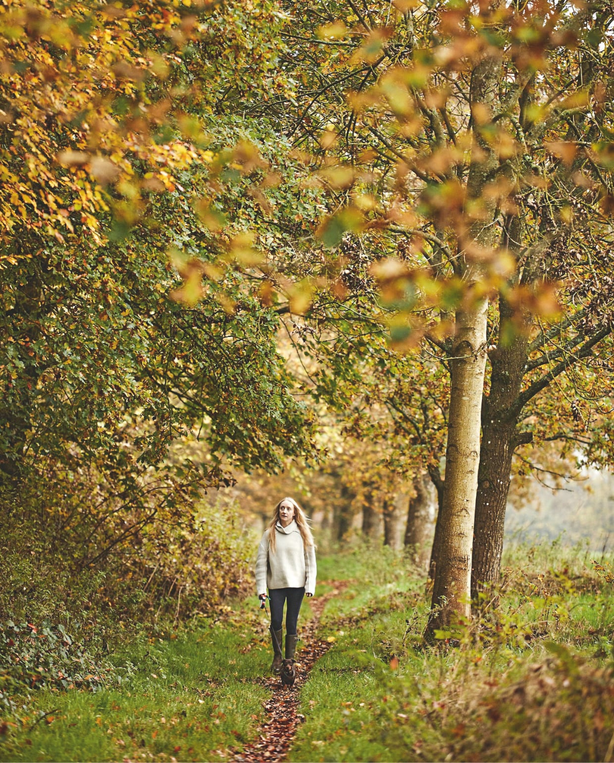 Caitlin houdt ervan om tijdens de herfst lange wandelingen te maken. vtwonen Landelijk 9-2025 | fotografie Brent Darby | tekstbewerking Anneleen Peeters