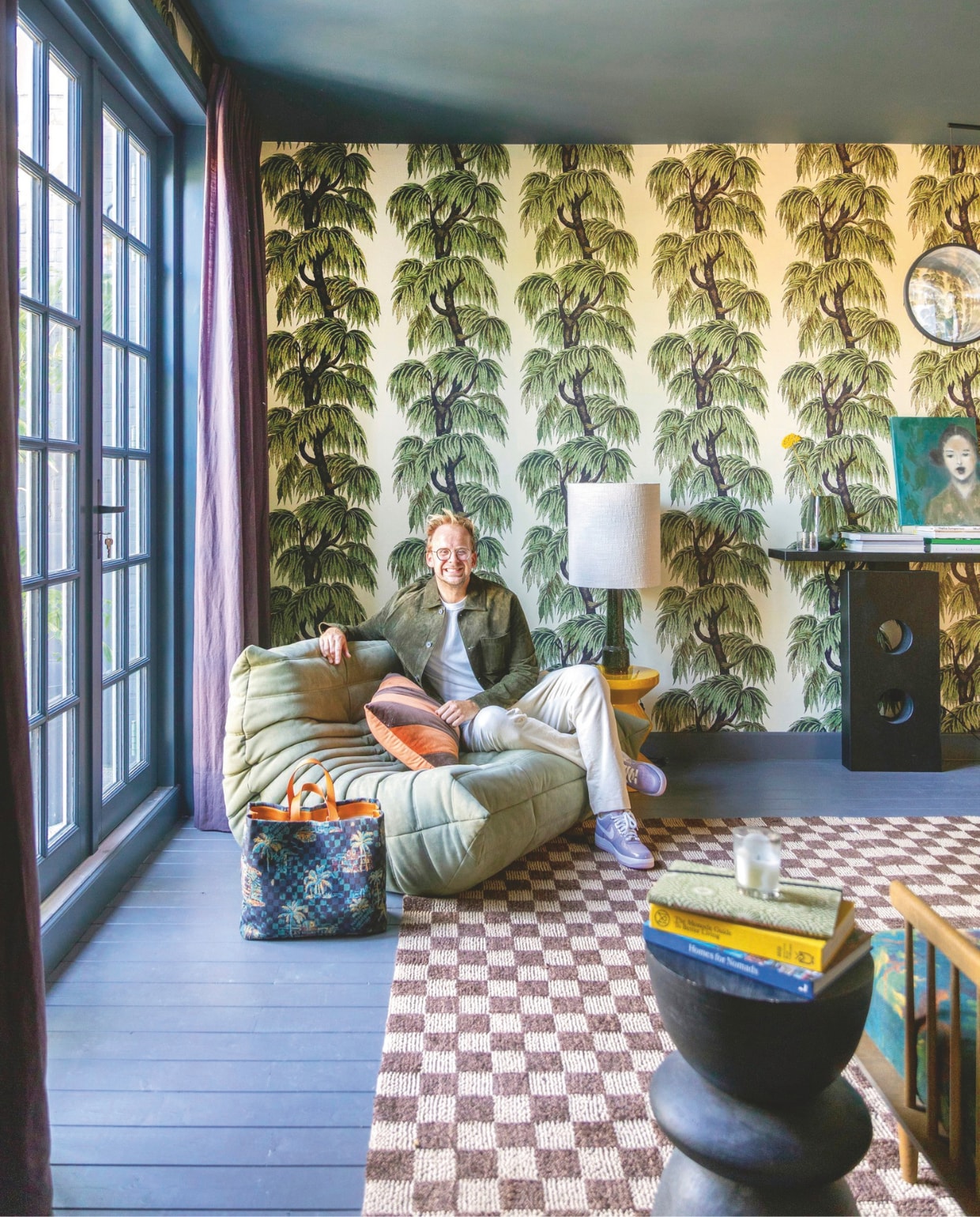 Linnen gordijnen Evert Groot. Bank Togo van Ligne Roset via Drent & van Dijk, vaas Theo-Bert Pot by Karwei. vtwonen 09-2025 | styling en fotografie Theo-Bert Pot, Jelle van de Schoor | tekst Britte Kramer