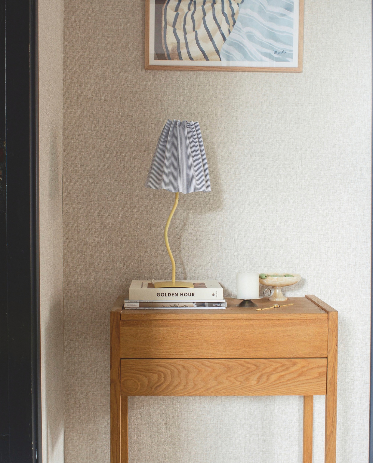 Lampvoet, schaal en kaarshouder tweedehands. Opbergboek Solulu. Poster Pstr studio. vtwonen 9-2025 | styling & fotografie Valerie Paas