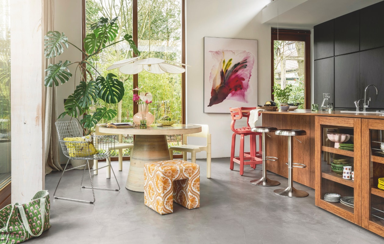 Metalen eetkamerstoel Wire € 379,-, kussen Stitched Daisy, linnen en katoen € 39,95, polyester poef Lobby Chalet, 45x40x45 cm (bxdxh) € 249,- (hkliving.com). Hanglamp Original van George, linnen, rotan en messing, 120 cm (Ø) € 350,- (rozenkelim.nl). Schaal Maze, gerecycled plastic € 65,- (stijnvanaardenne.nl). Boek Proud South € 85,- (bol.com). Drinkglas Totem, set van 2 € 29,99, keramieken schaal op voet Sun € 49,-, gele porseleinen dinerborden Perle, set van 2 € 35,- (klevering.com). Rvs barkrukken Isaac van Woood, 39x61-81 cm (Øxh) € 79,95 (basiclabel.nl). Barstoelen Chubby Bar Chair van Dirk van der Kooij, gerecycled plastic (marktplaats.nl). Glazen vaas Collo van Urban Nature Culture € 52,95 (bijenkorf.nl). Biologisch katoenen wandkleed Wild Flower 007, 110x145 cm (bxh) € 119,- (urbancotton.nl). Witte kunststof eetkamerstoelen Eero Aarnio voor Upo € 375,- (whoppah.com). Wit gebloemd keramieken servies in de kast vanaf € 0,45 (dekringloper.nl). Overig privébezit. vtwonen 06-2024 | styling Kelly van Gendt | fotografie Stan Koolen